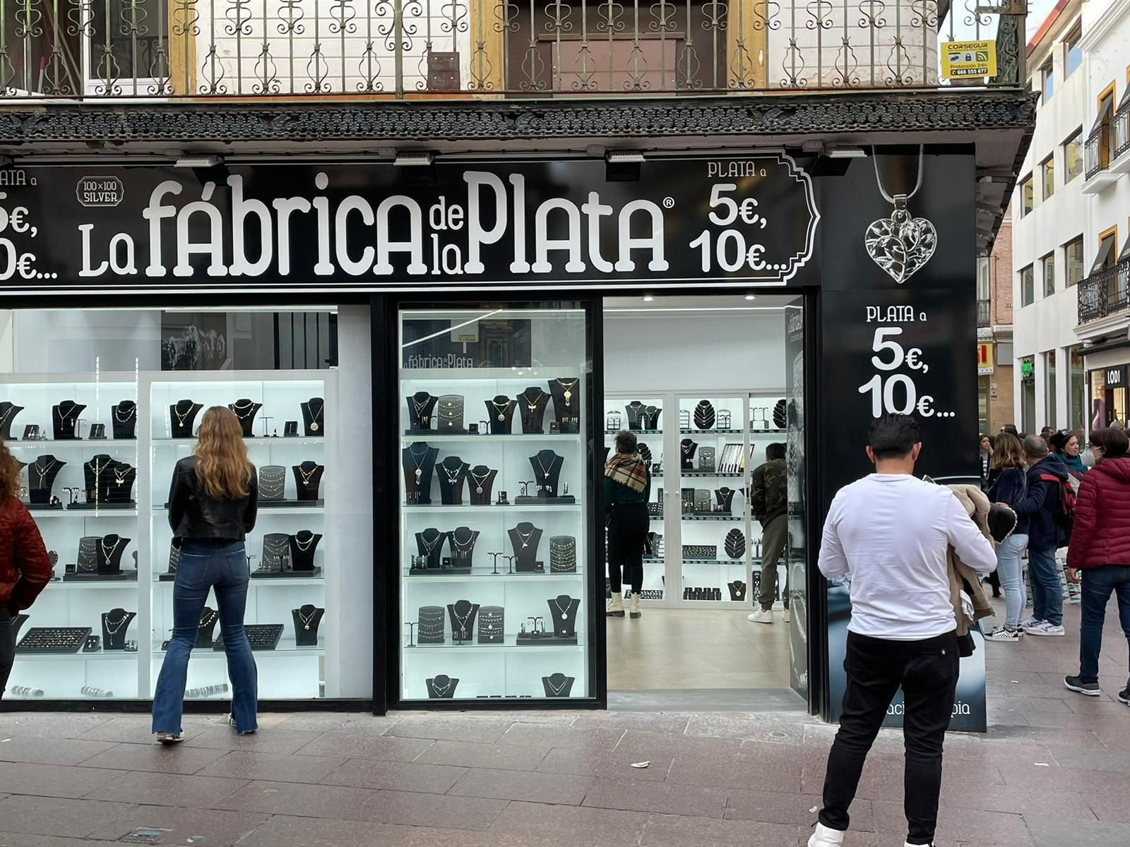 El nuevo  comercio de Sierpes, esquina con Rioja