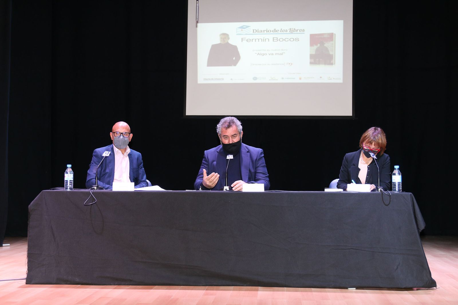 Fermín Bocos entre Antonio Lao y María del Mar Ruiz, vicerrectora de Extensión Universitaria y Comunicación.