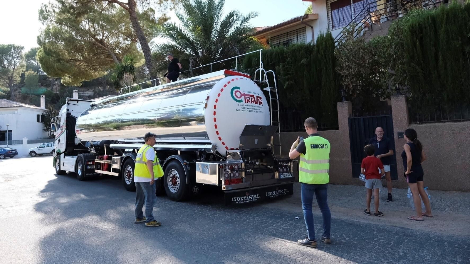 Los camiones cisterna de Emacsa ya abastecen a los vecinos de Las Jaras, en imágenes