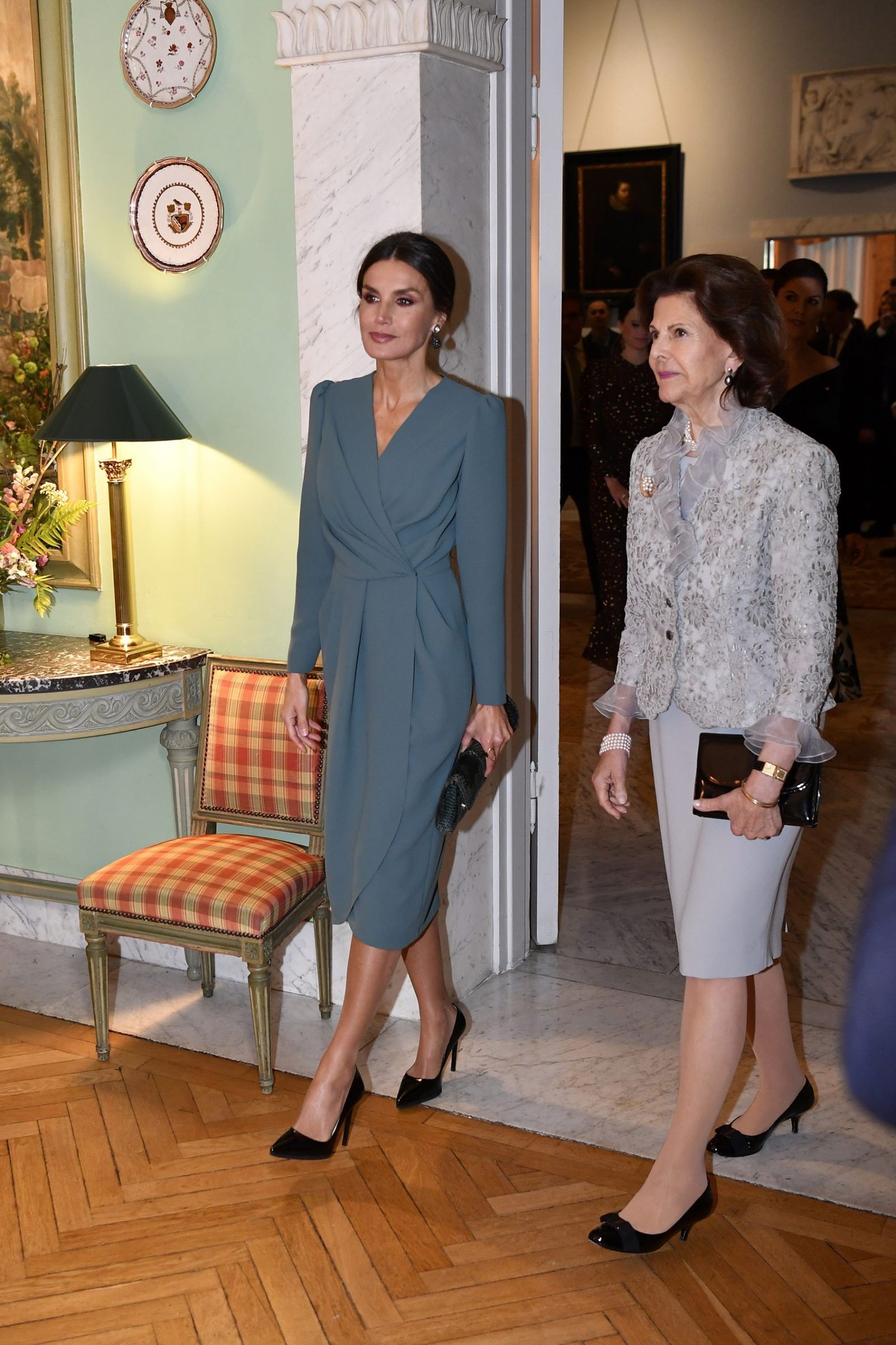 Doña Letizia, con la reina Silvia, en la recepción de despedida en la que ocurrió esta divertida anécdota del bolso.