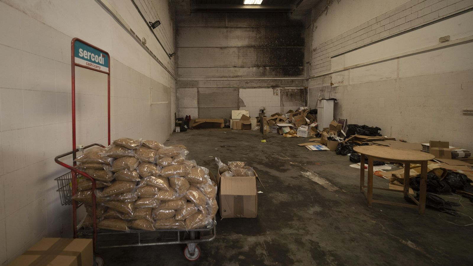 La nave en la que se ocultaba el centro de envasado de picadura de tabaco.