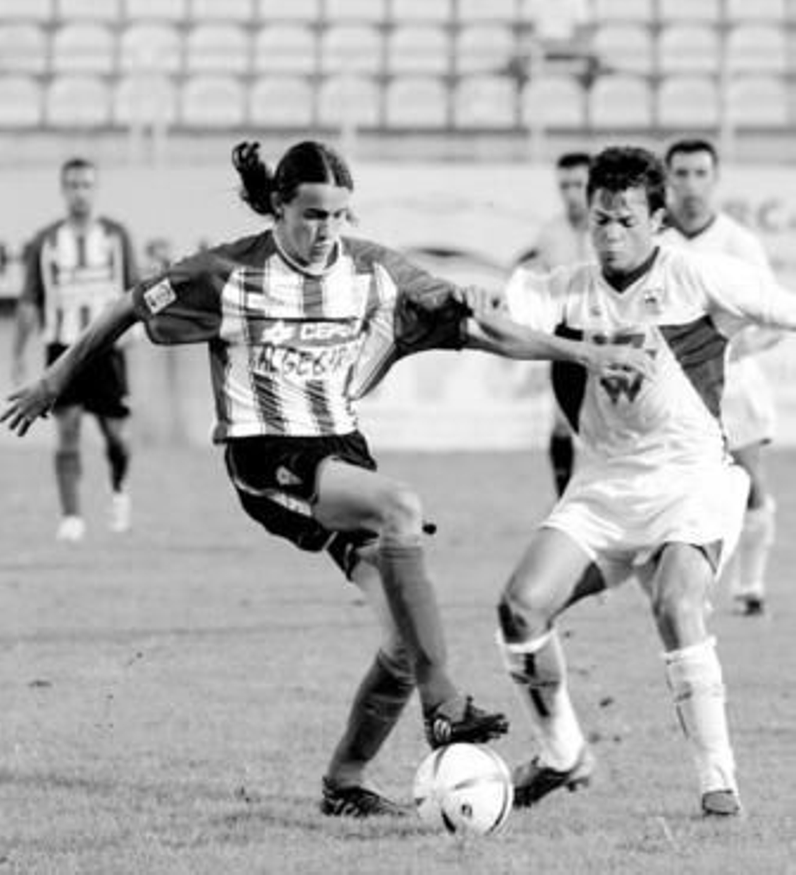 Javi Chico disputa un balón en su anterior etapa como algecirista.