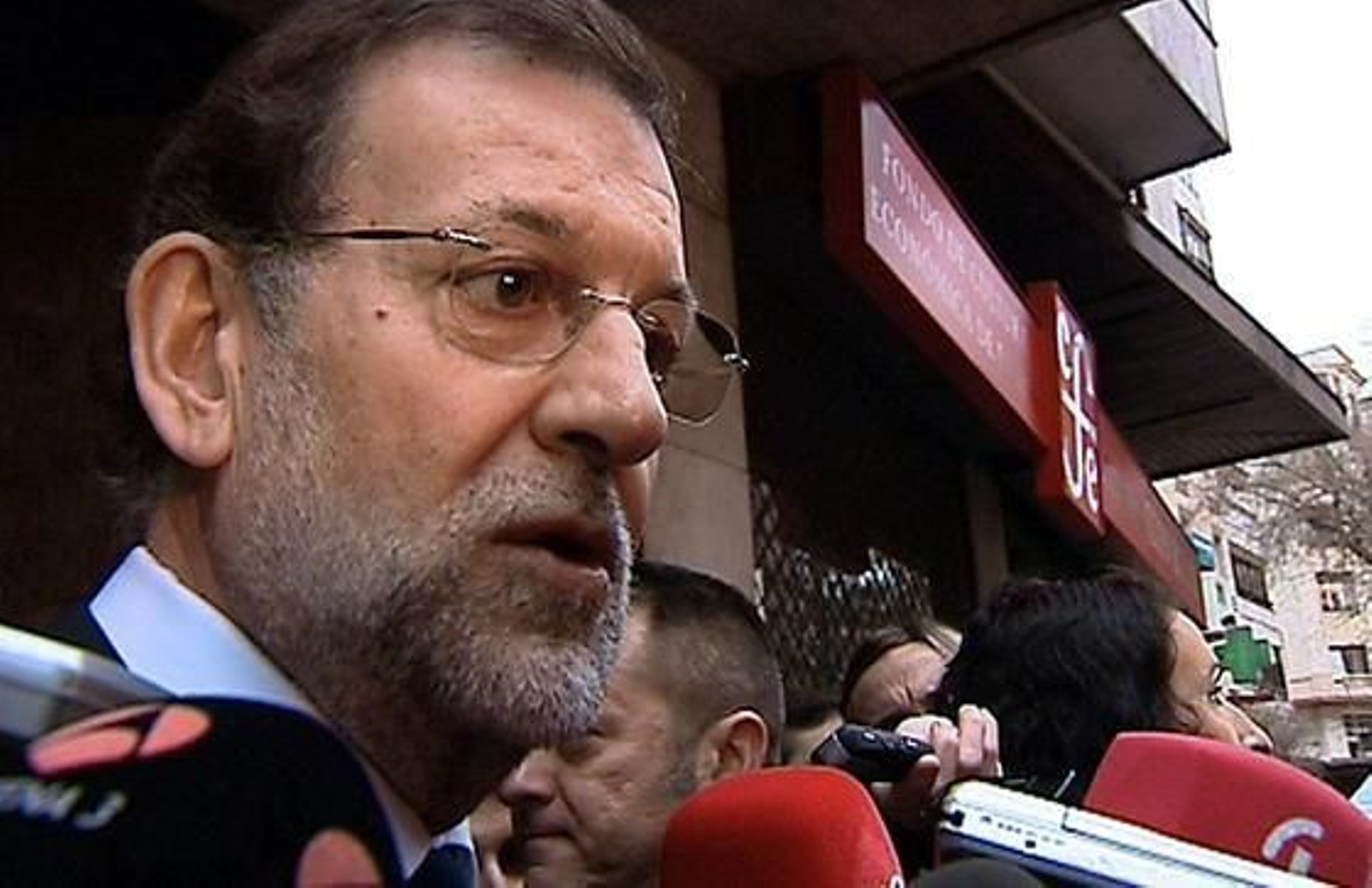 Mariano Rajoy habla a la prensa. / EFE