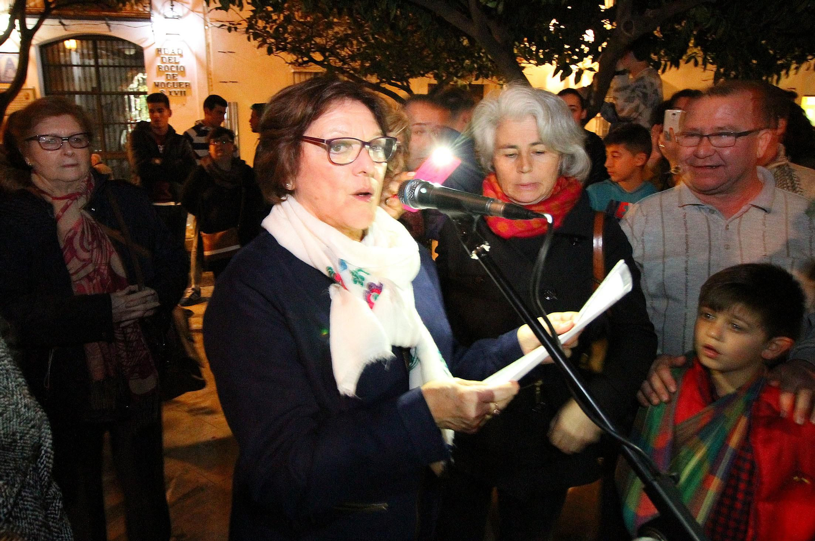 La concentración para pedir un nuevo párroco en Moguer, en imágenes