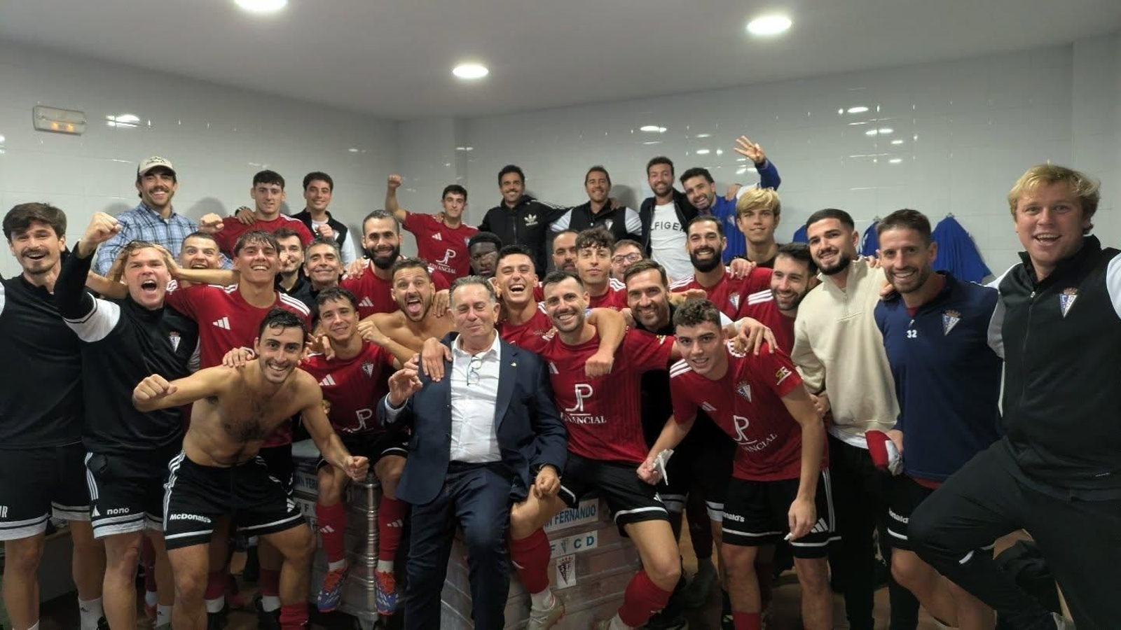 Celebración del equipo isleño en el vestuario visitante del Pérez Ureba.