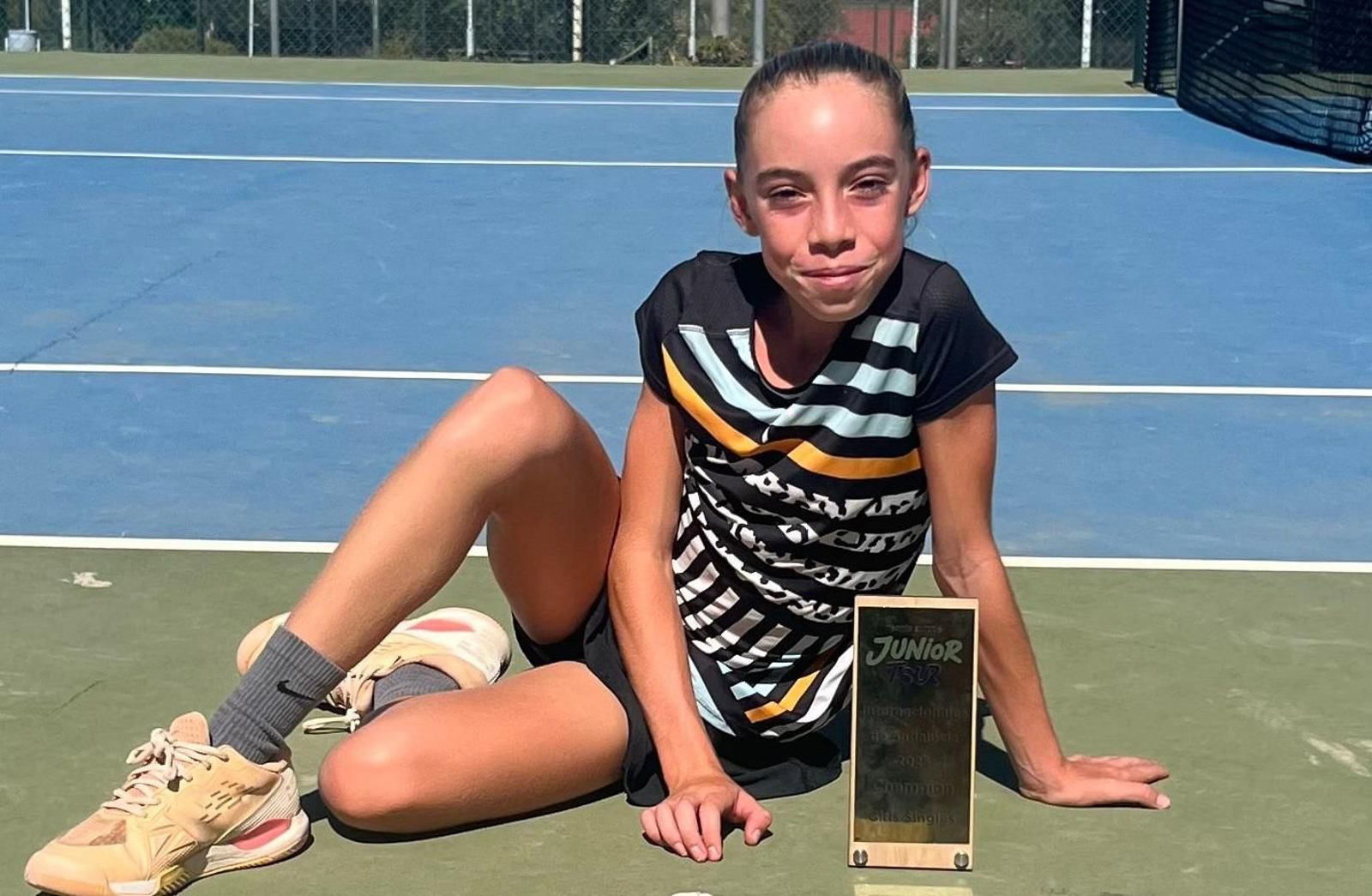 Paula Cuevas posa con el premio de campeona en Granada.