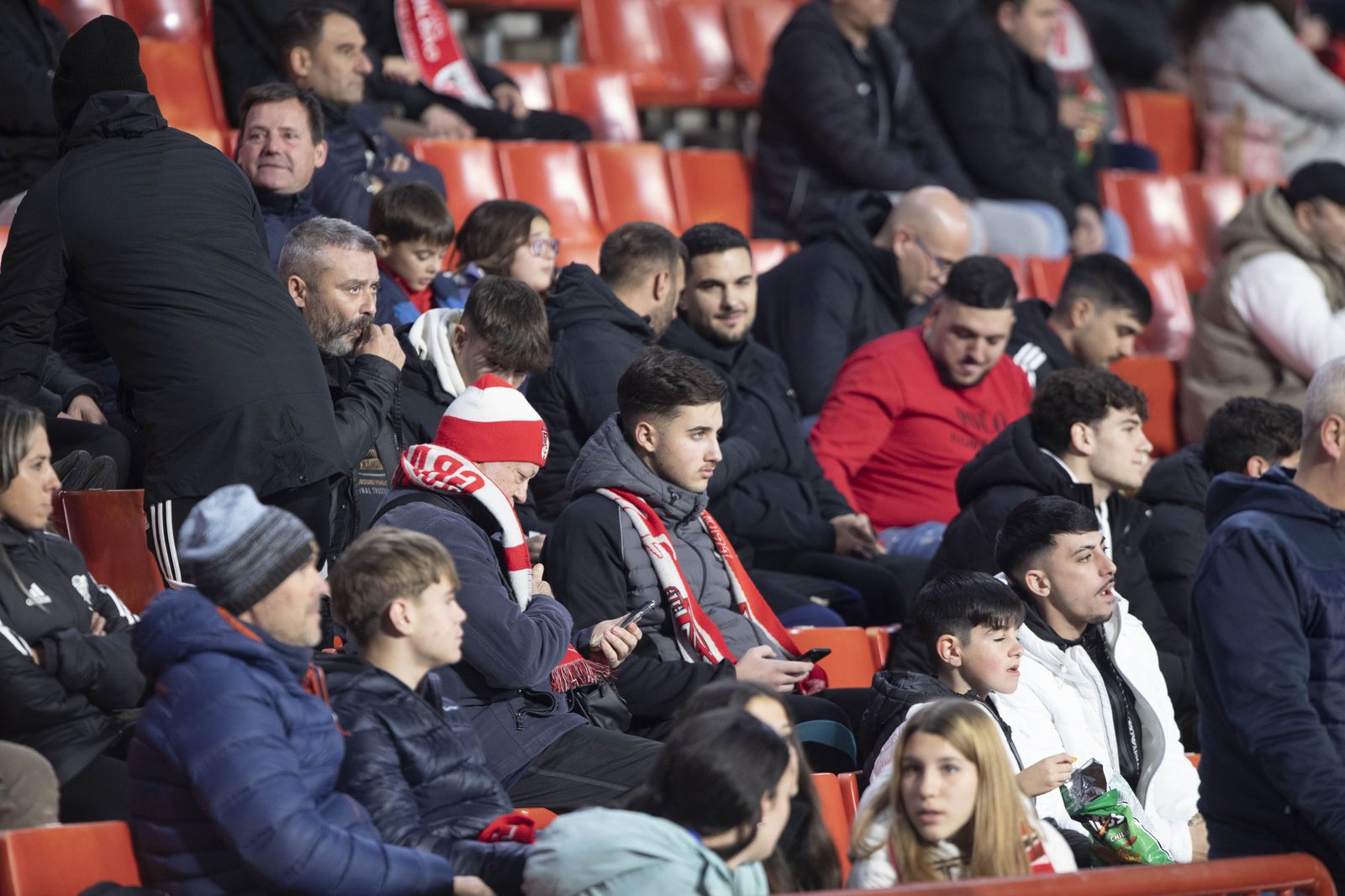 Encuéntrate en la grada de Los Cármenes en el Granada - Athletic Club