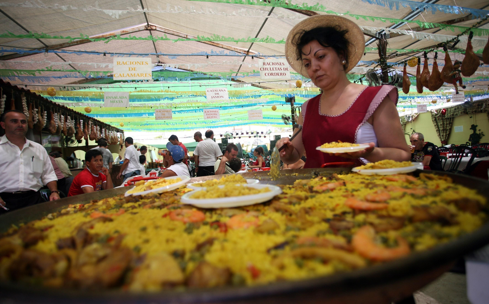 El interior de una caseta de la Feria de Málaga.
