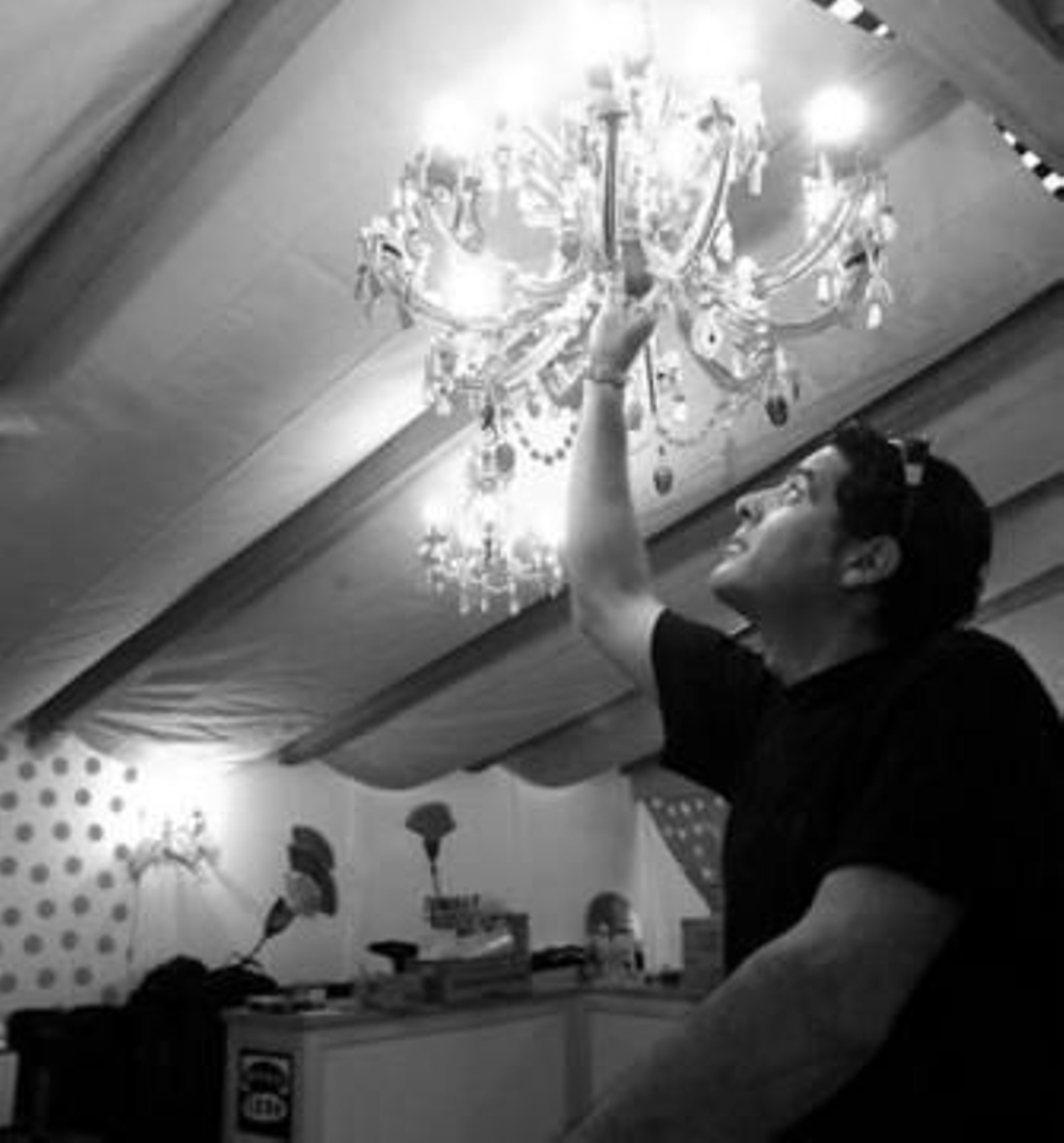 Original iluminación en la caseta de Onda Cero, en el paseo de Las Palmeras.