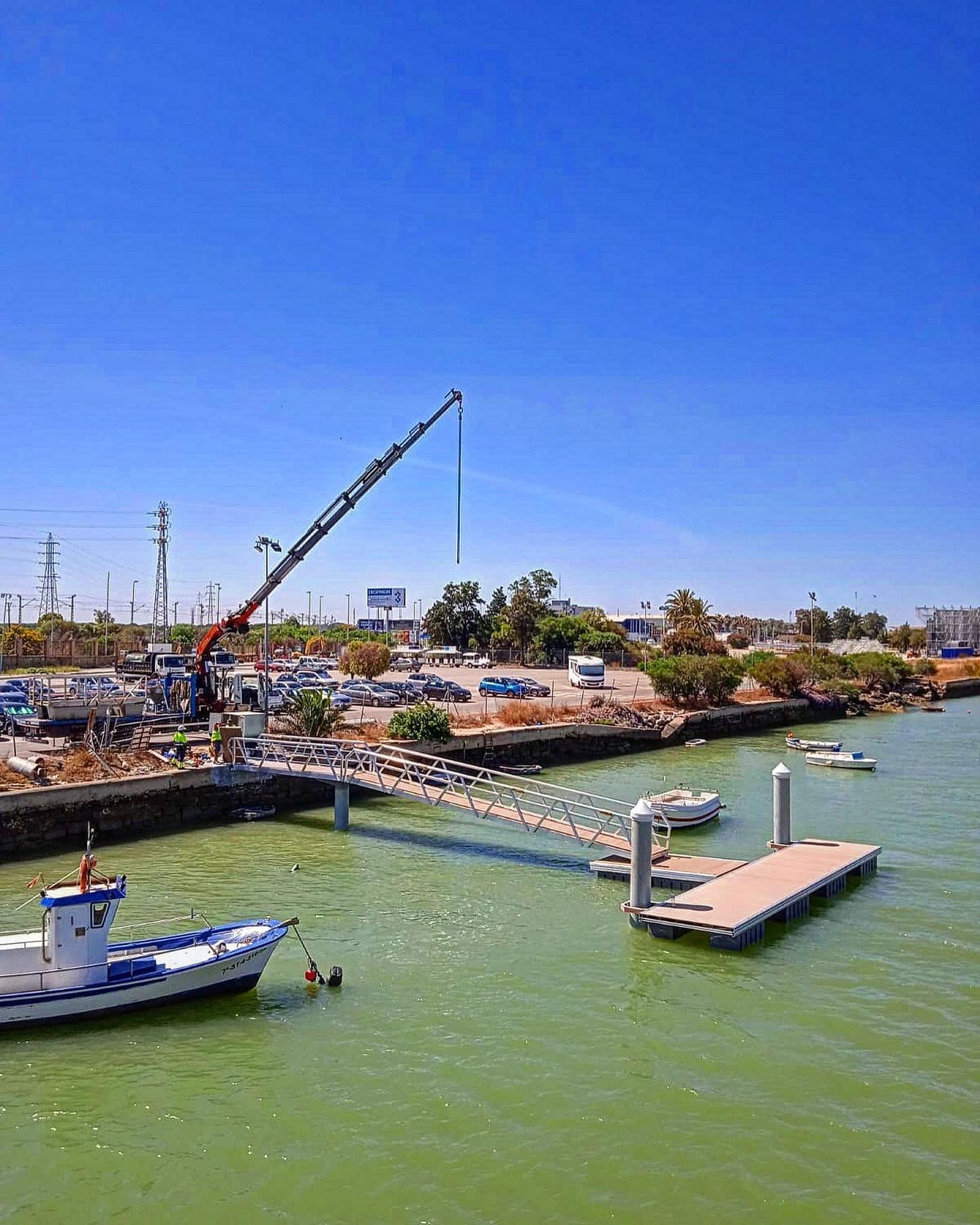 La instalación del pantalán de embarque.
