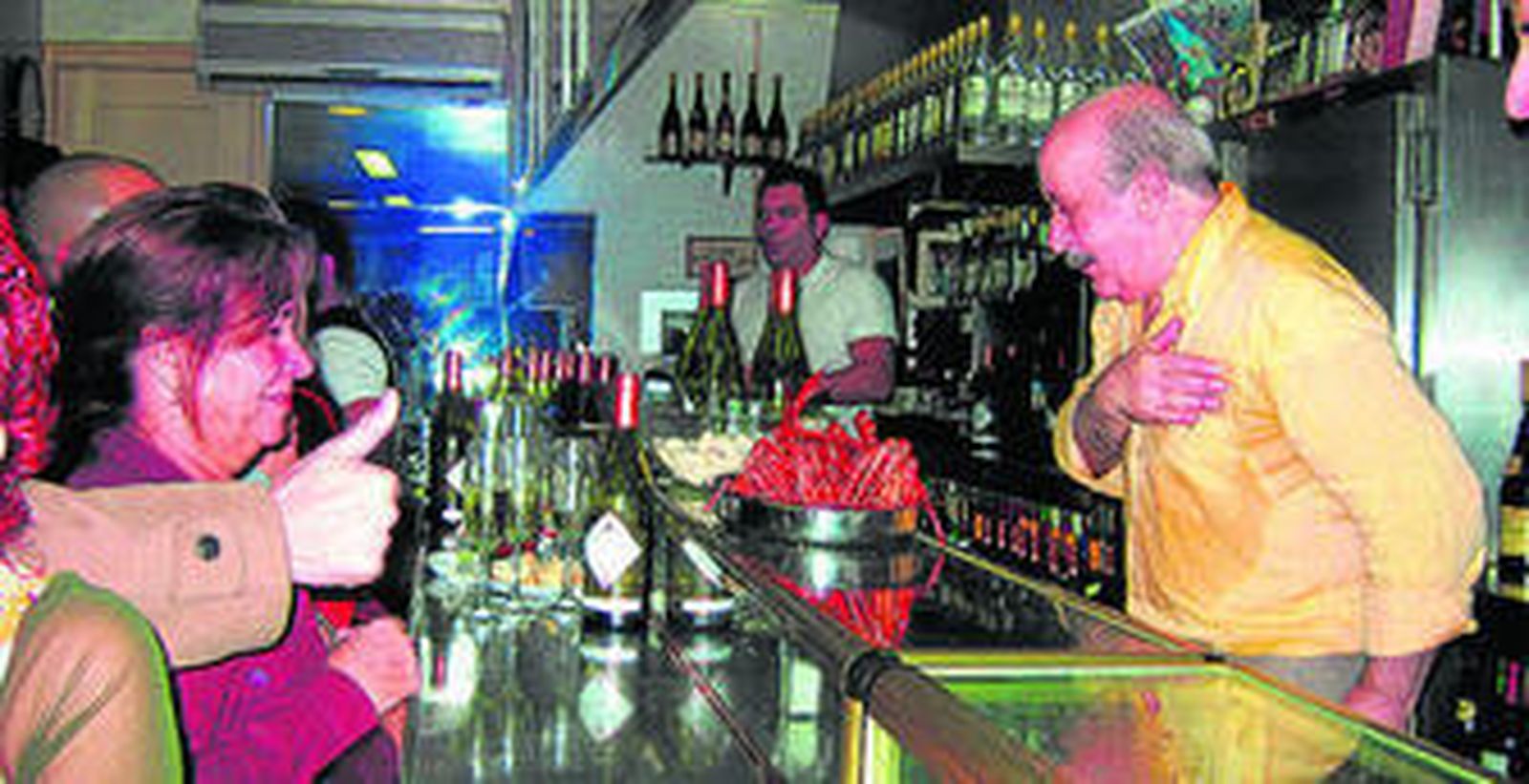 Jesús López, a la derecha, en una imagen de archivo tras la barra del bar.