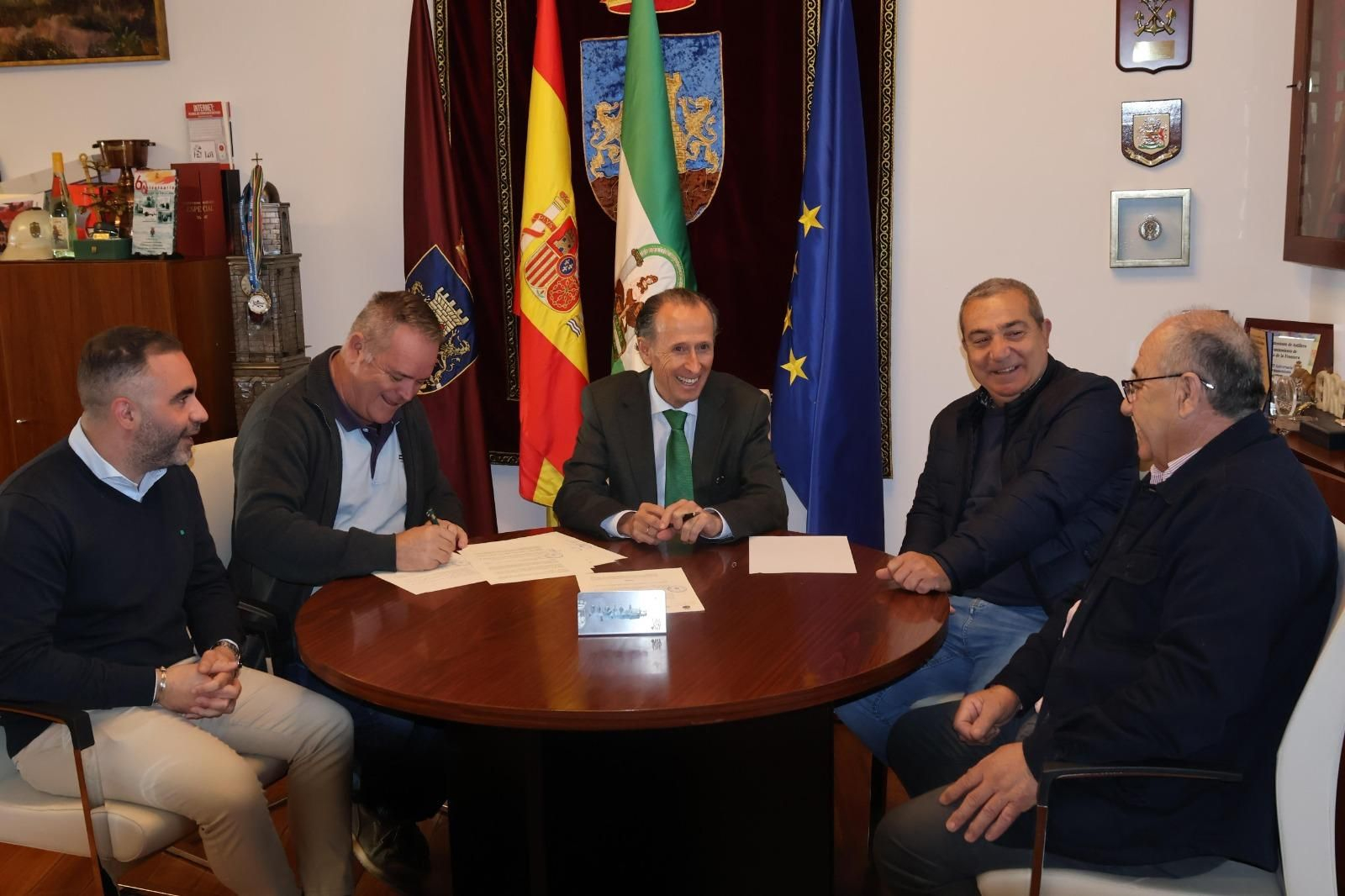 Un momento de la rúbrica de este acuerdo.