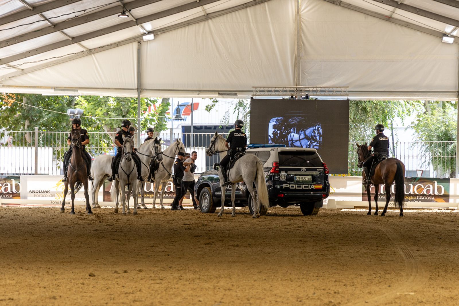 Anducab rinde homenaje a la unidad de caballería de la Policía Nacional