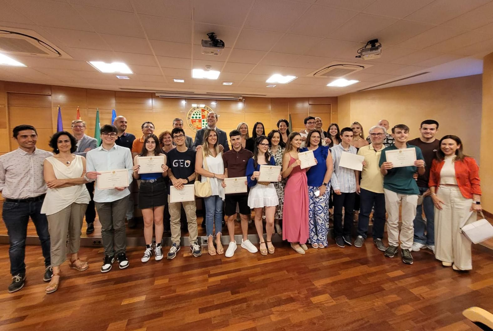Foto de familia de los premiados con los representantes de la Universidad de Jaén.