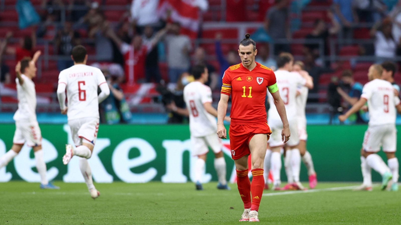 Bale, abatido, mientras los jugadores galeses celebran uno de los goles.
