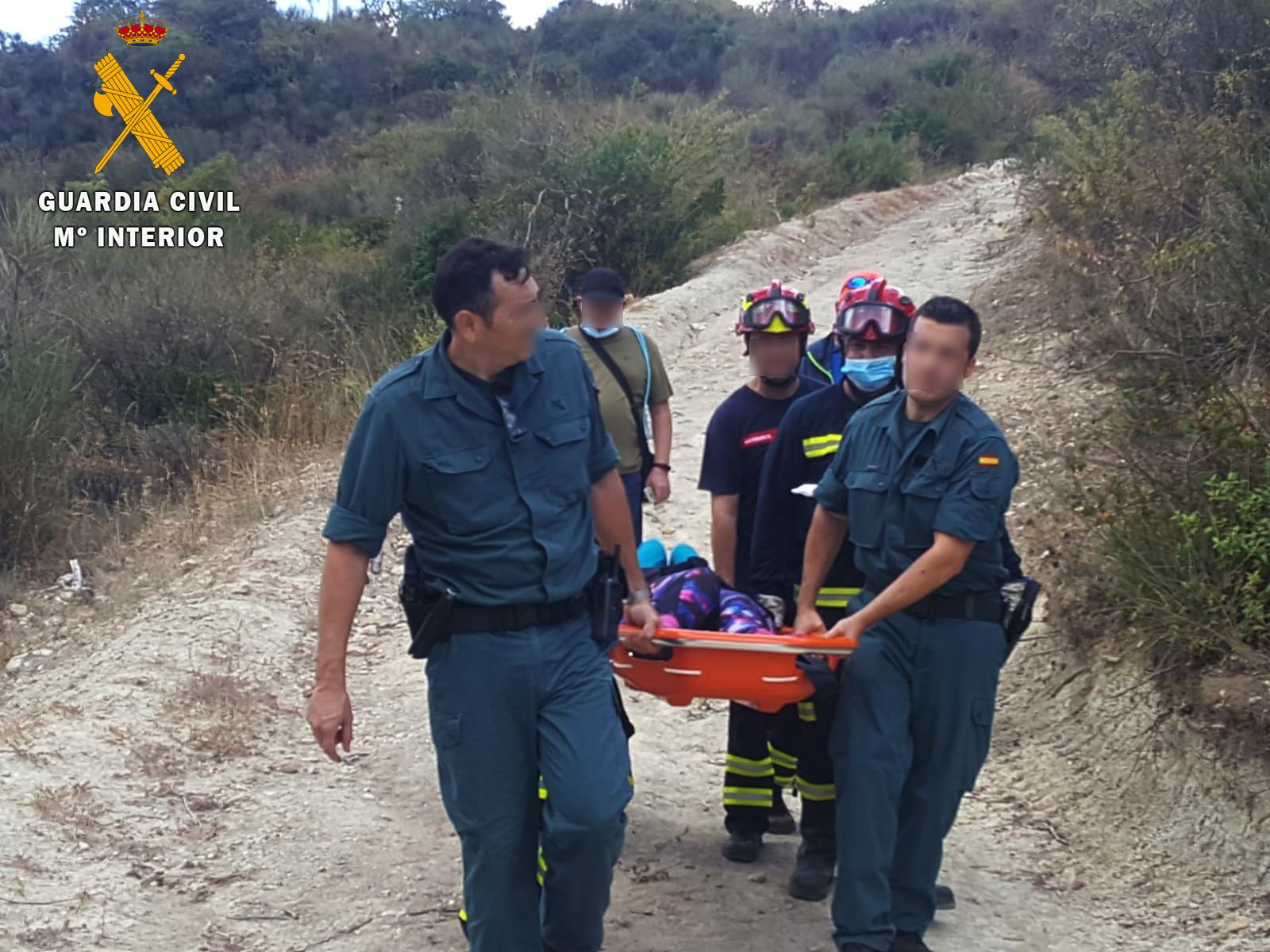 Agentes de la Guardia Civil y de los Bomberos durante el rescate.