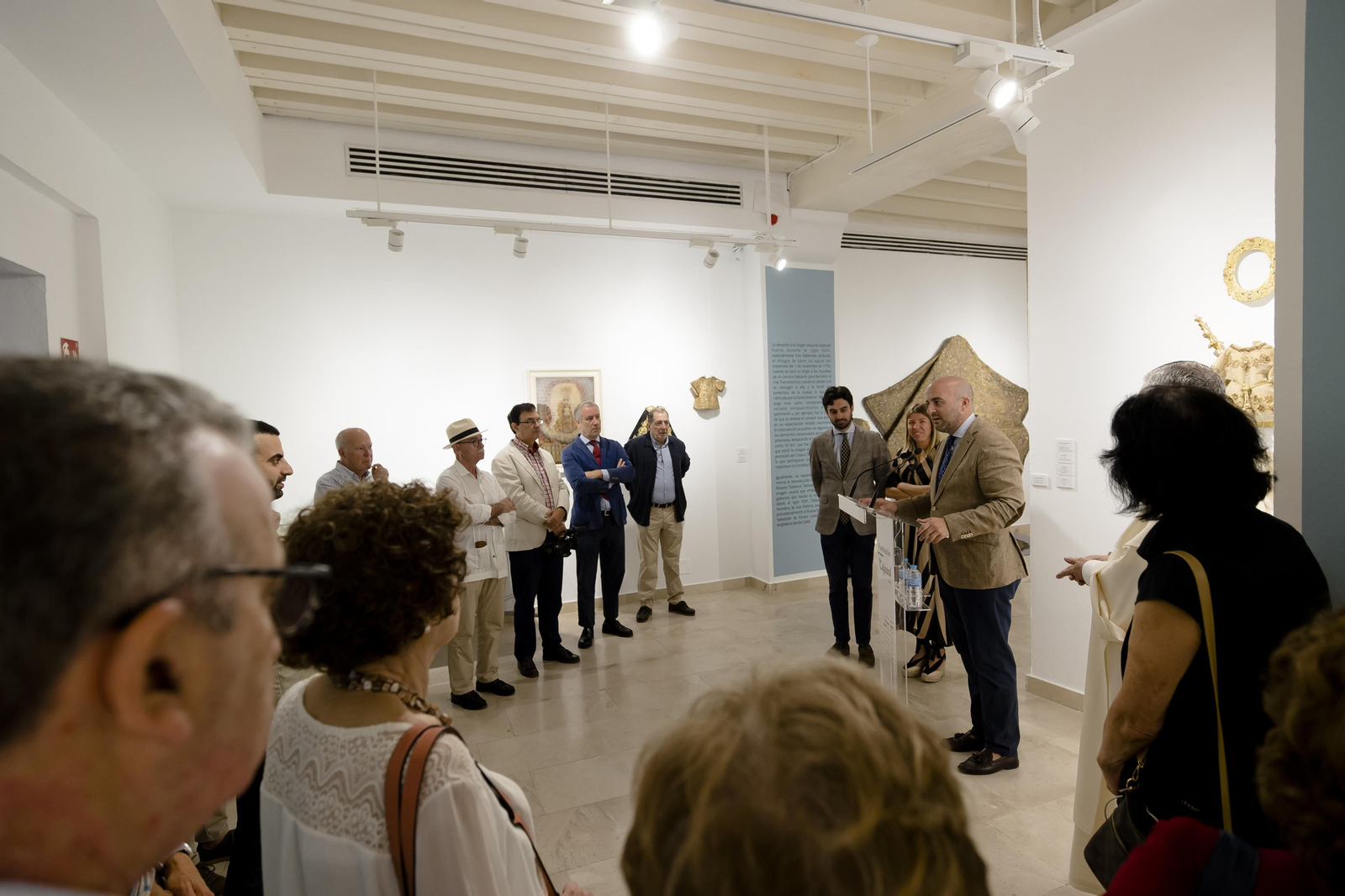 Imágenes de la inauguración de la exposición cofrade 'Rosario, por Cádiz coronada'.