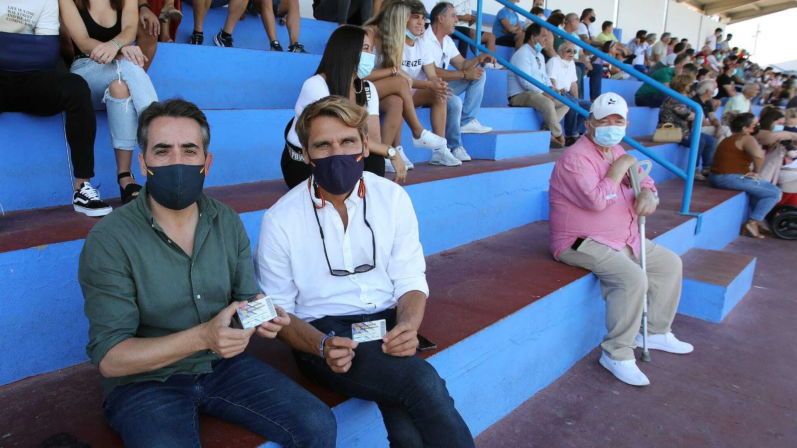Antonio Saldaña y Rafa Mateos posan en la grada con su carnés de socio del Guada.