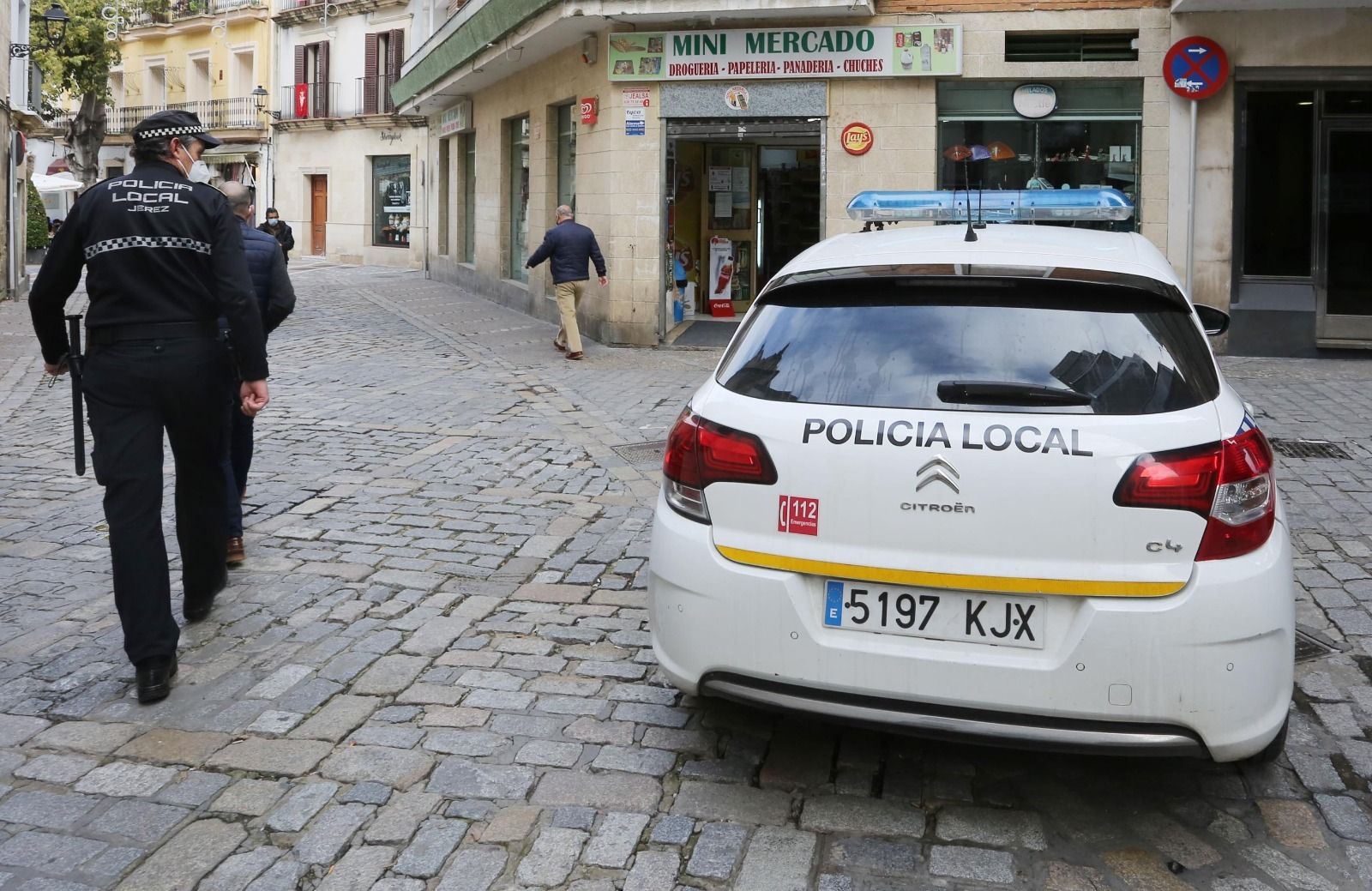 Un patrulla de la Policía Local en las inmediaciones de Plateros, en una imagen reciente.