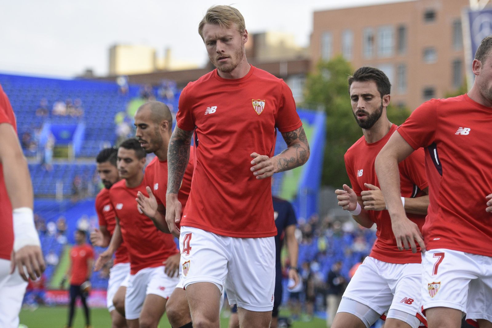 Kjaer calienta antes de un partido de esta temporada