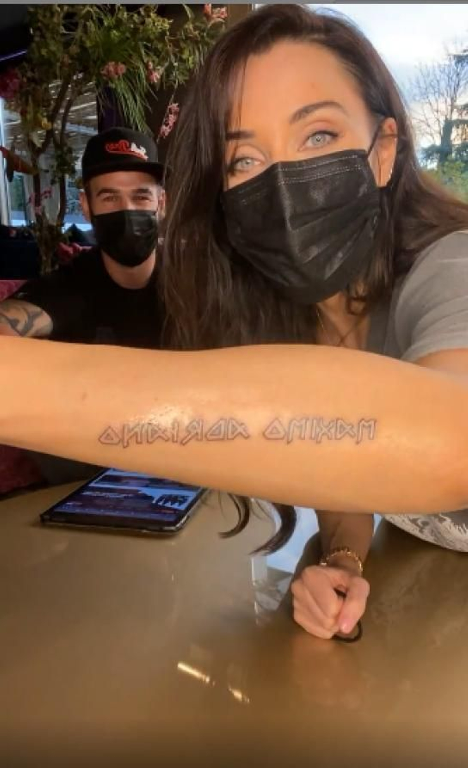 PIlar Rubio muestra el tatuaje con el nombre de su cuarto hijo en el brazo.