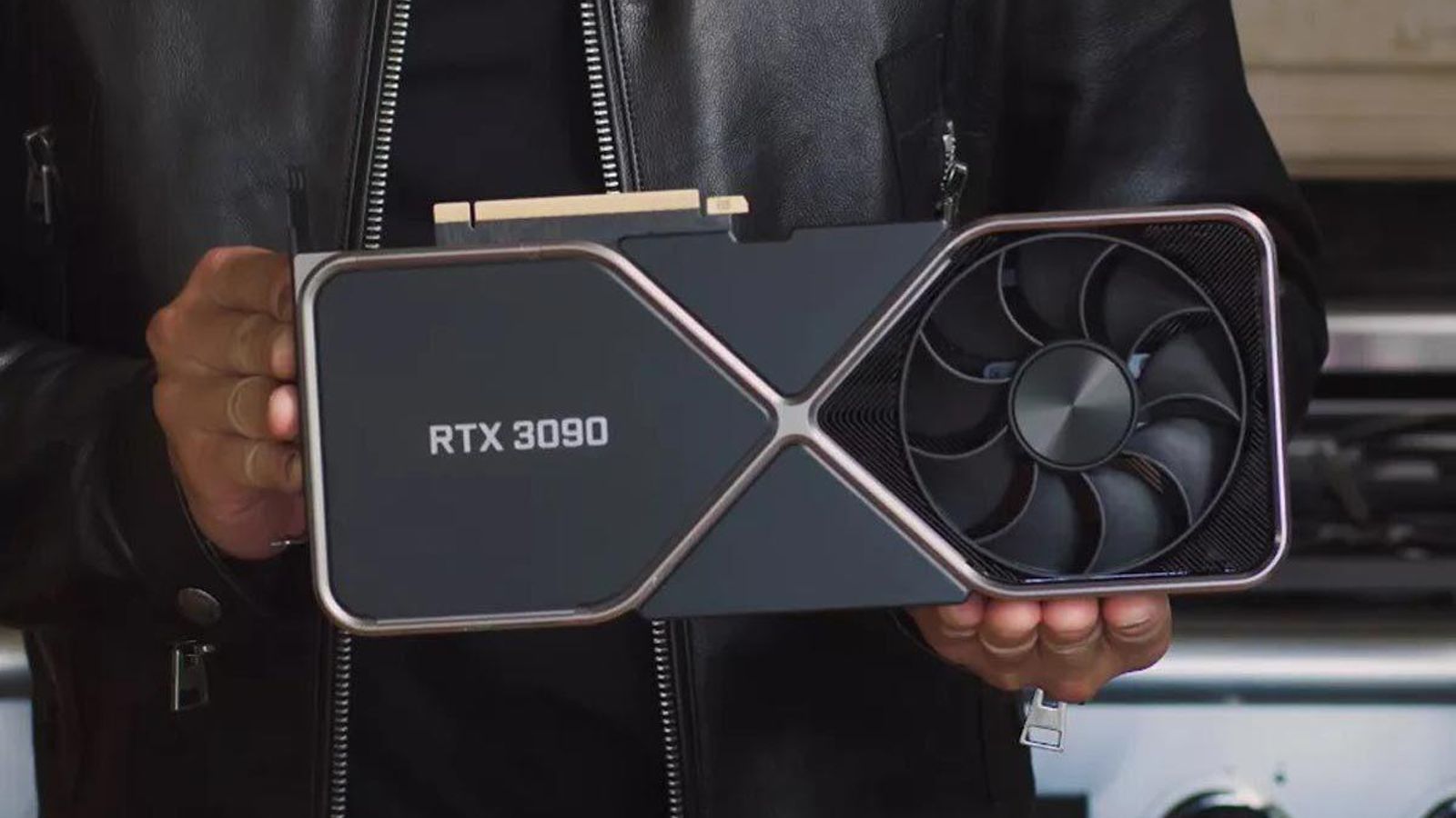 Jensen Huang muestra la RTX 3090.
