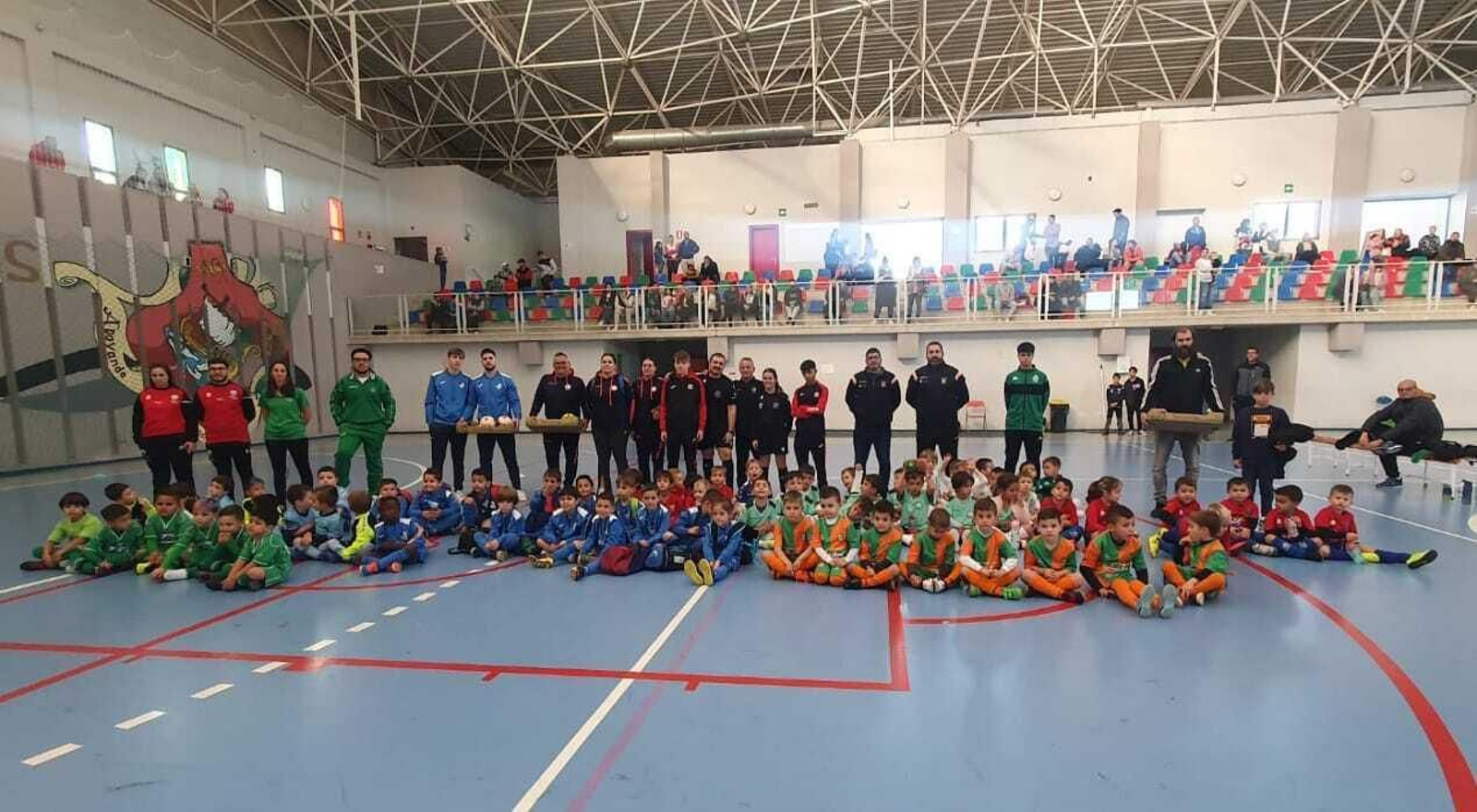 Foto de familia al término de la primera concentración del curso de la Liga Bebé de Fútbol Sala.