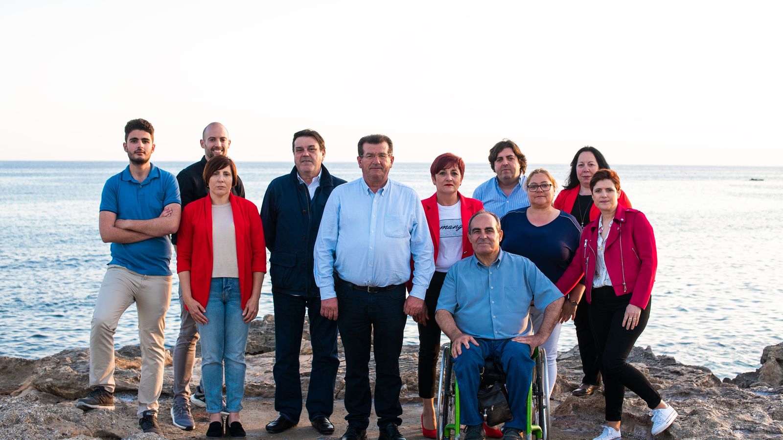 Alarcón, con parte de su candidatura para las elecciones del 26 de mayo.