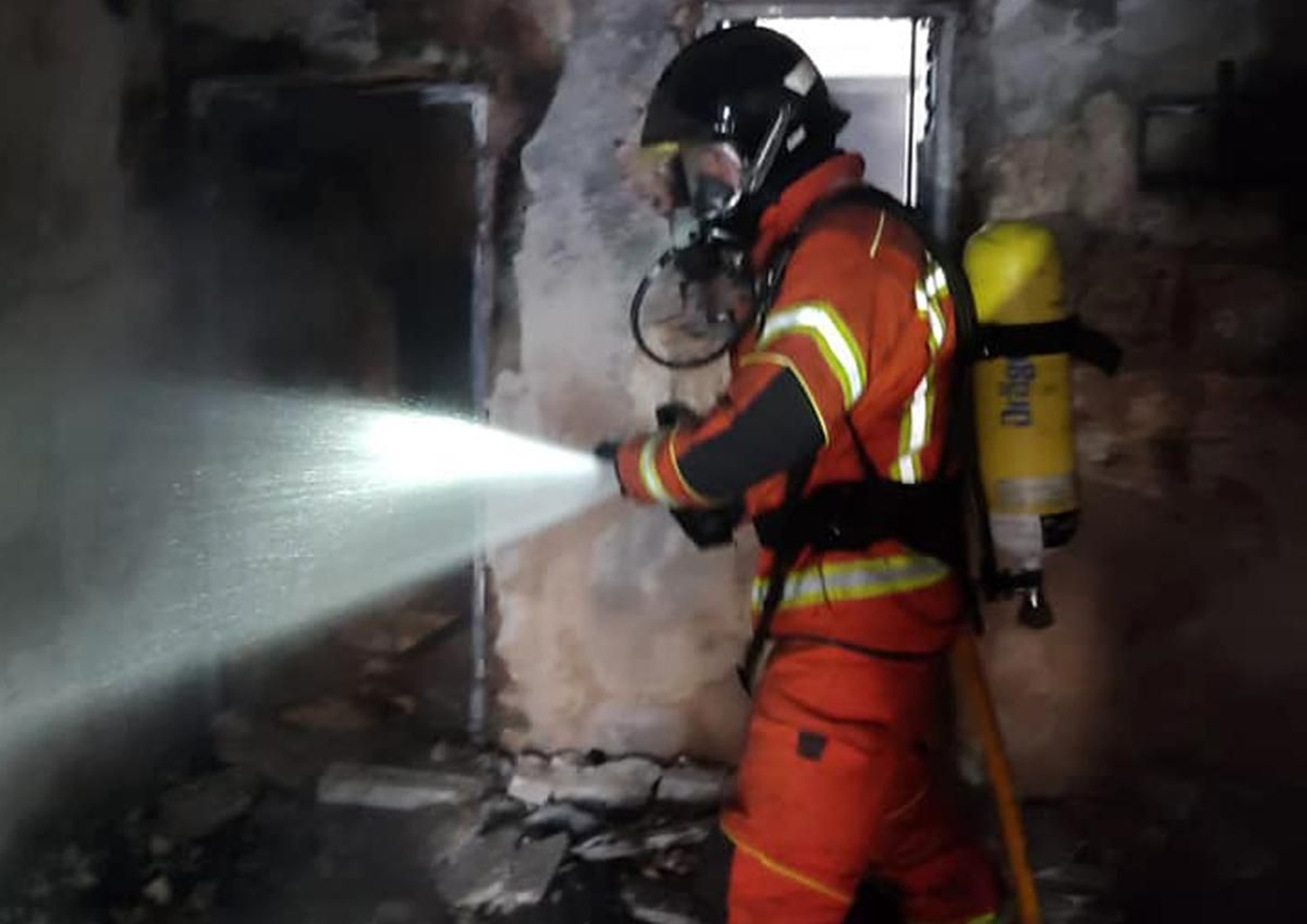 Labores de extinción en el incendio de este lunes en Ayamonte