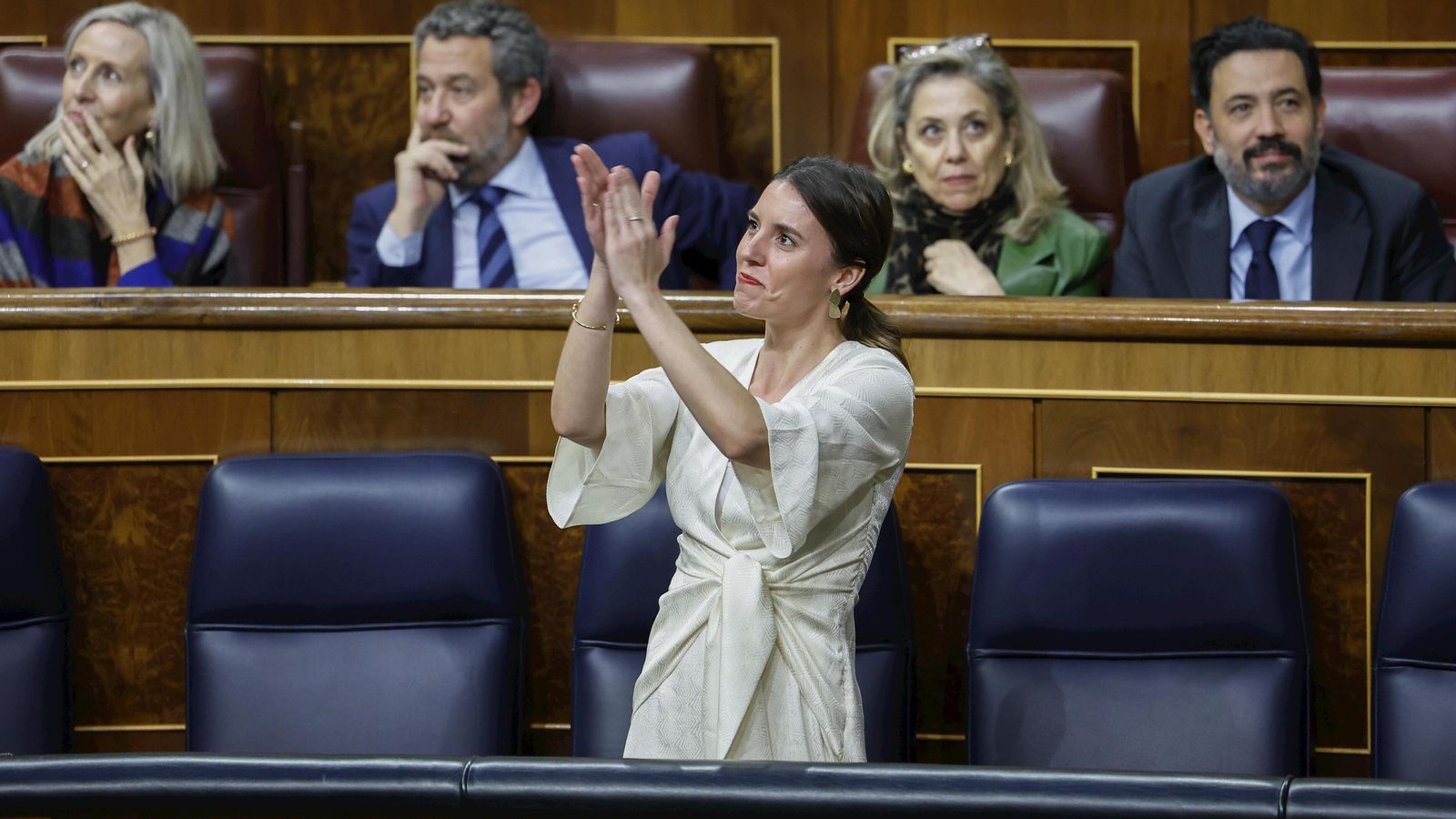 Irene  Montero aplaude a la tribuna de invitados tras la aprobación de la ley trans