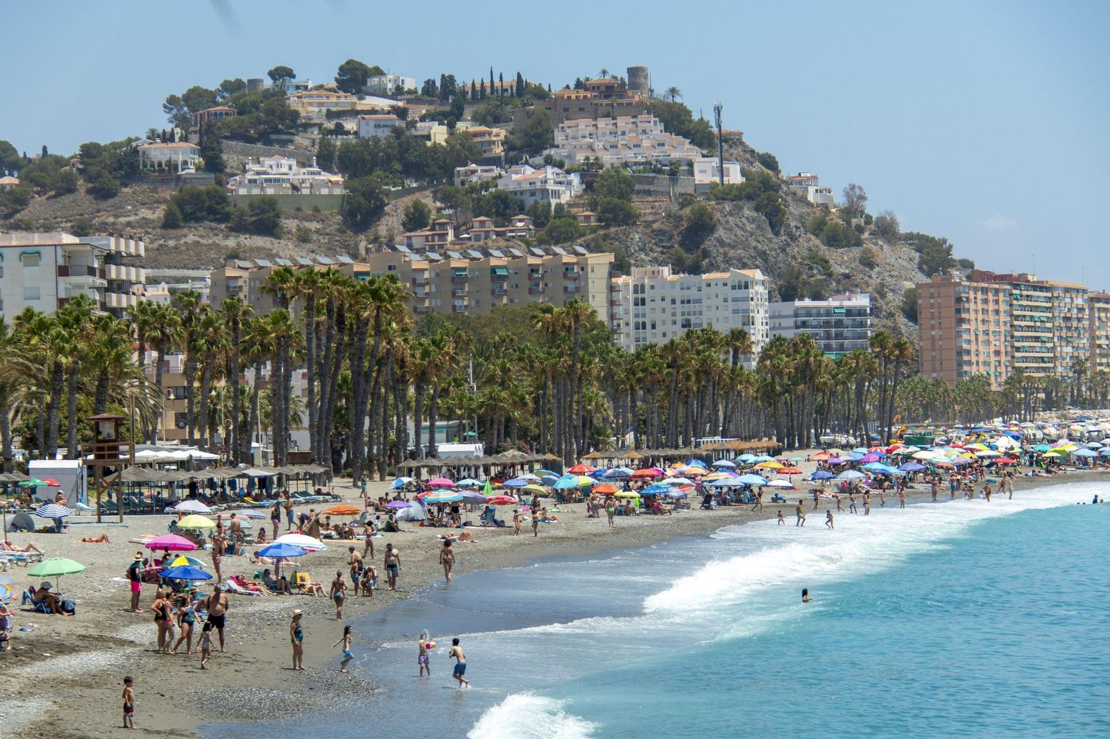 Multitud de personas disfrutan de la playa de Almuñécar