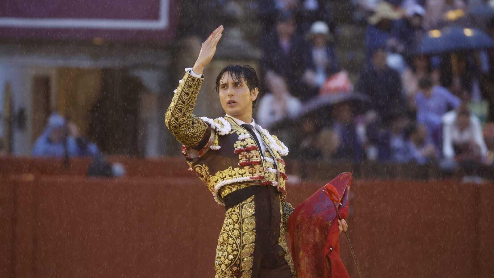 Roca Rey saluda al público bajo el aguacero enj la Maestranza.