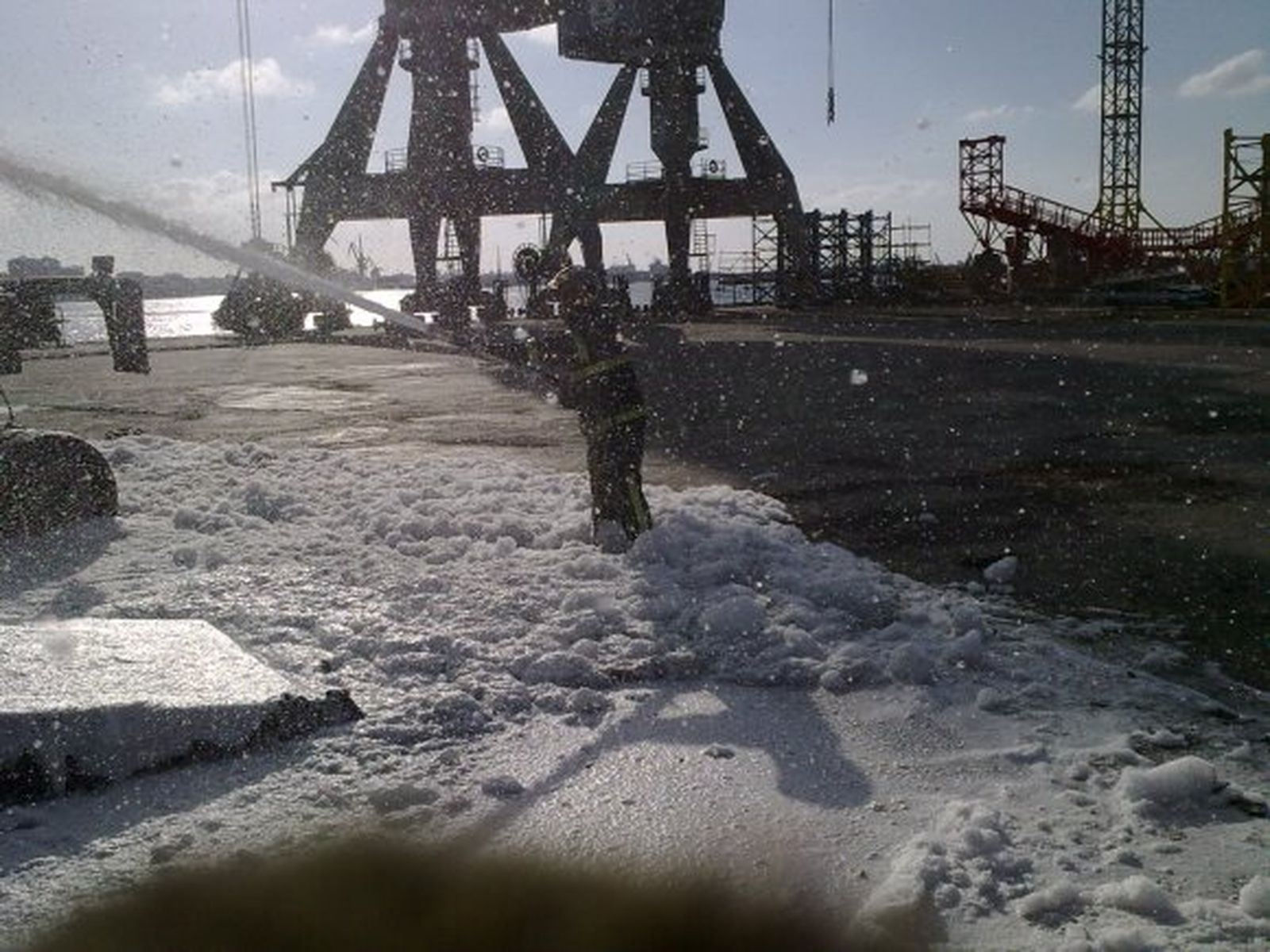 Espectaculares imágenes con la actuación de Bomberos en la Cabezuela, donde resultó herido un trabajador.

Foto: Fotos cedidas por Bomberos