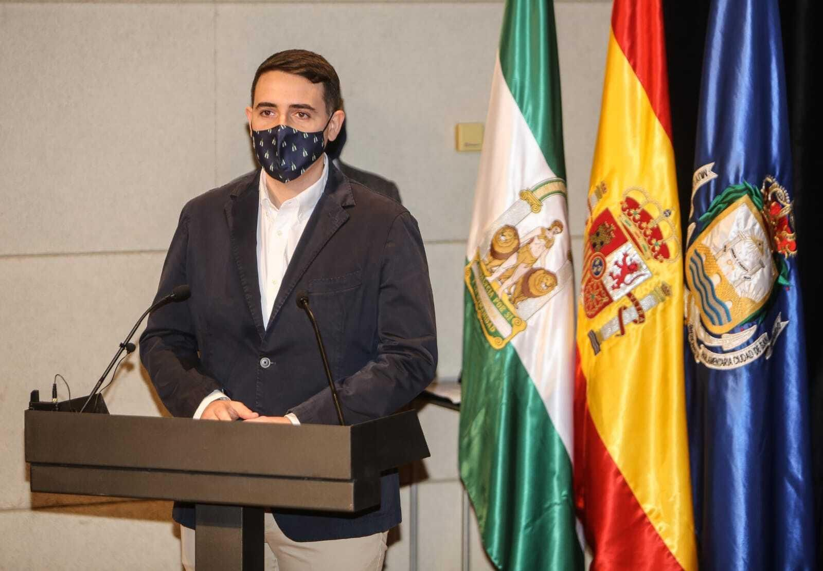 El autor del cartel explica su obra.