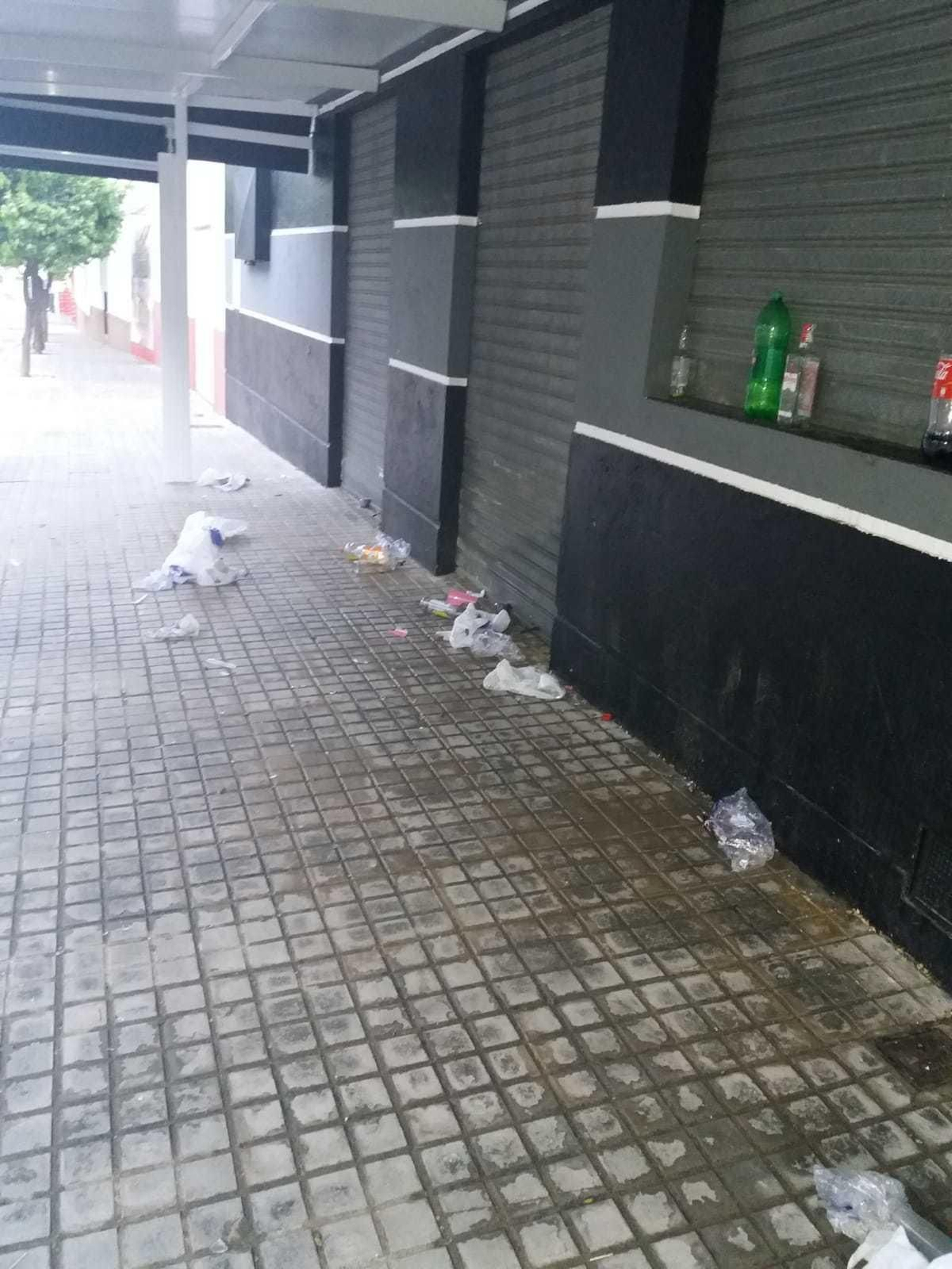 Restos de botellonas en la zona de tránsito de estos vecinos de Fuentes.