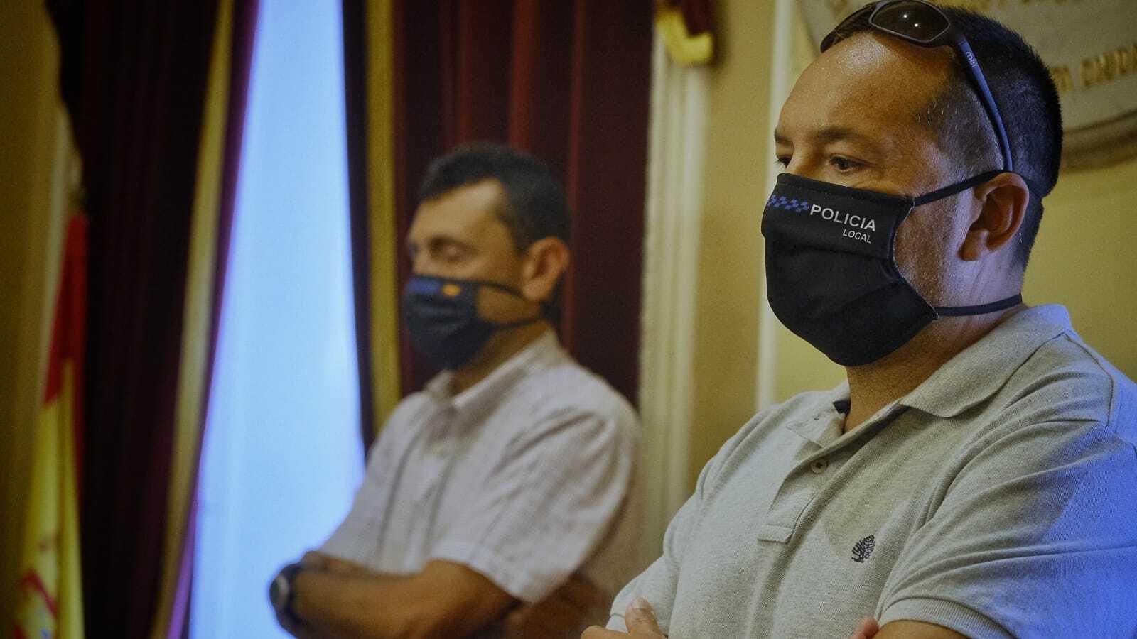 Dos de los representantes sindicales de la Policía Local, ayer, durante la rueda de prensa
