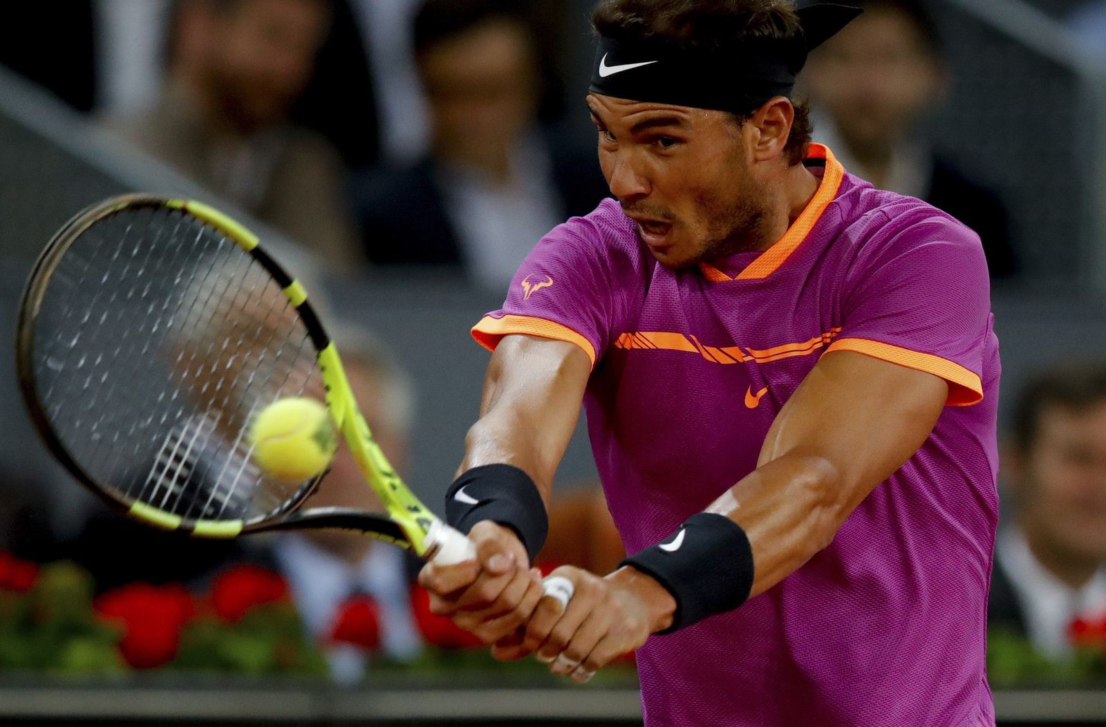Rafael Nadal golpea de revés para devolver una pelota en su partido ante Goffin.