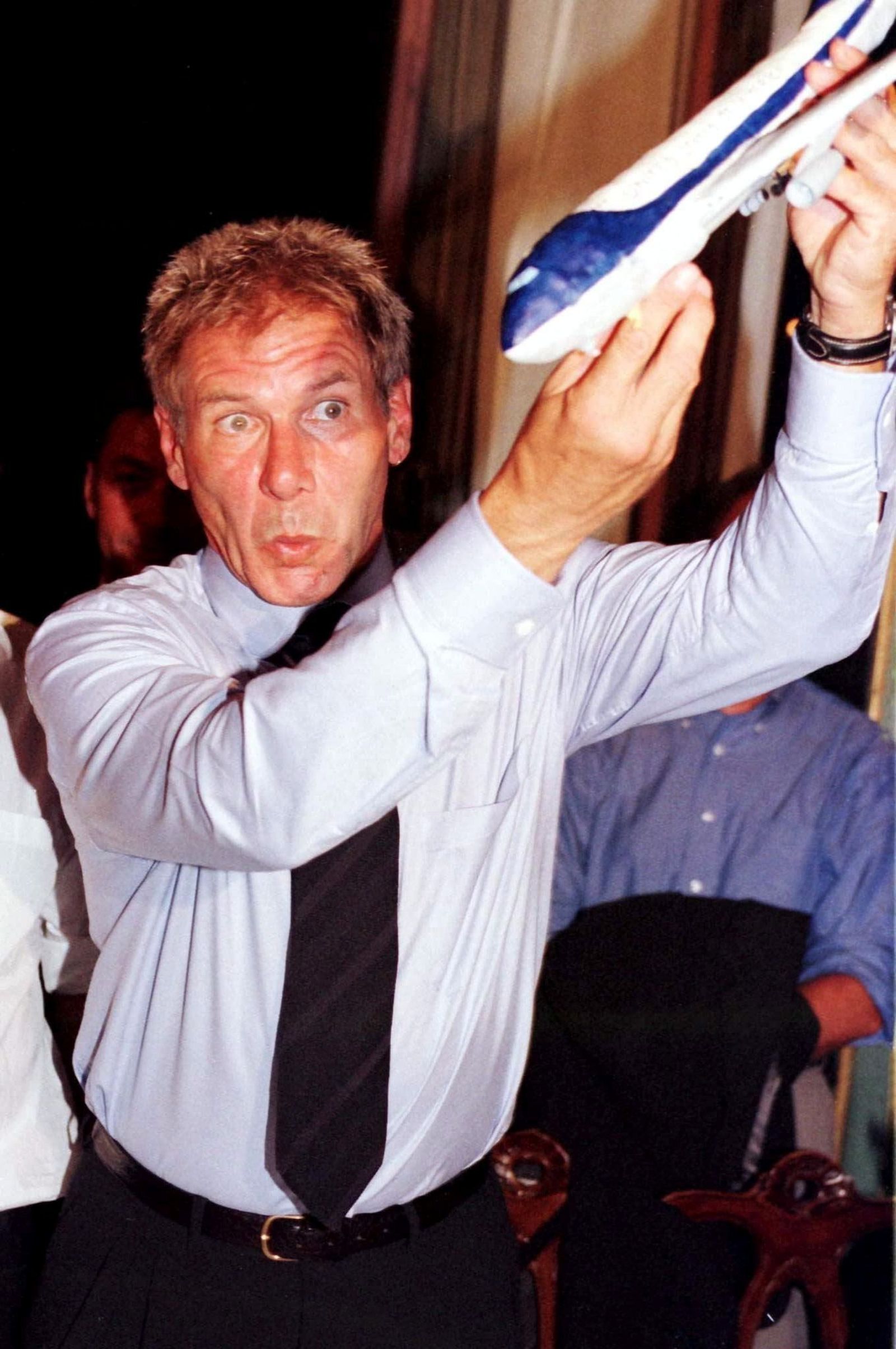 Ford juega con un avión en la presentación de 'Air Force One'.