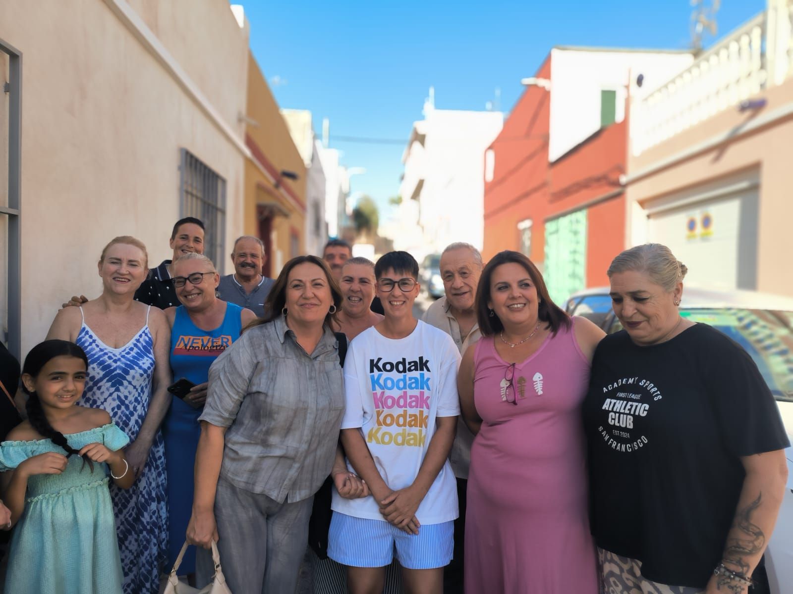 Miembros del Grupo de Barrios PSOE Motril con vecinos de Las Angustias