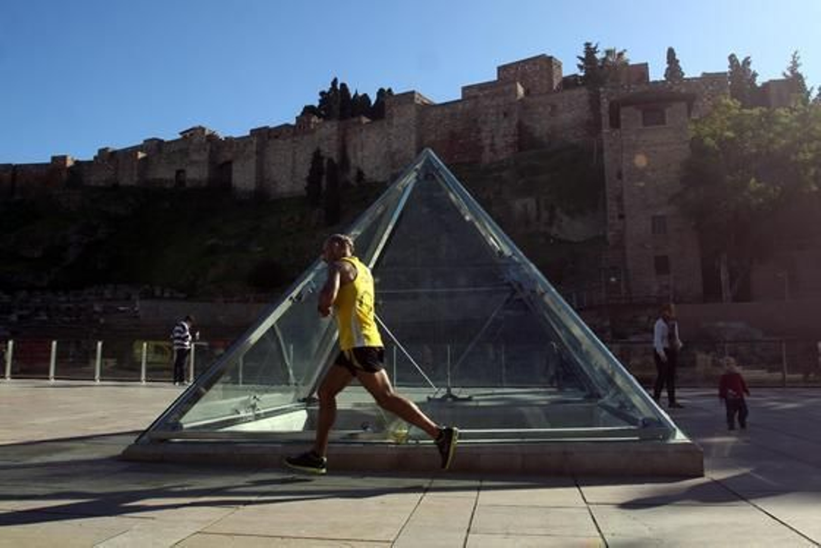El buen tiempo ha acompañado a los 722 atletas inscritos en la prueba, aunque el fuerte viento de poniente ha dificultado el recorrido de vuelta y ha impedido que se registraran mejores marcas. 

Foto: Migue Fernandez