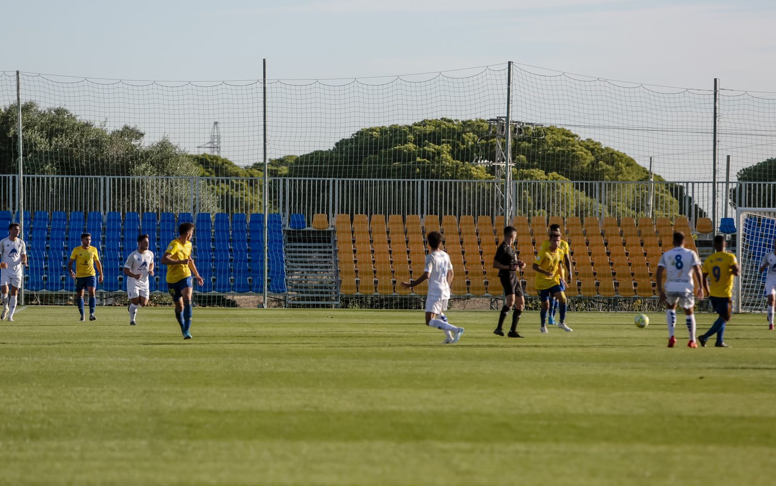 Aspecto desolador de la grada supletoria durante el Cádiz B-Villarrobledo.