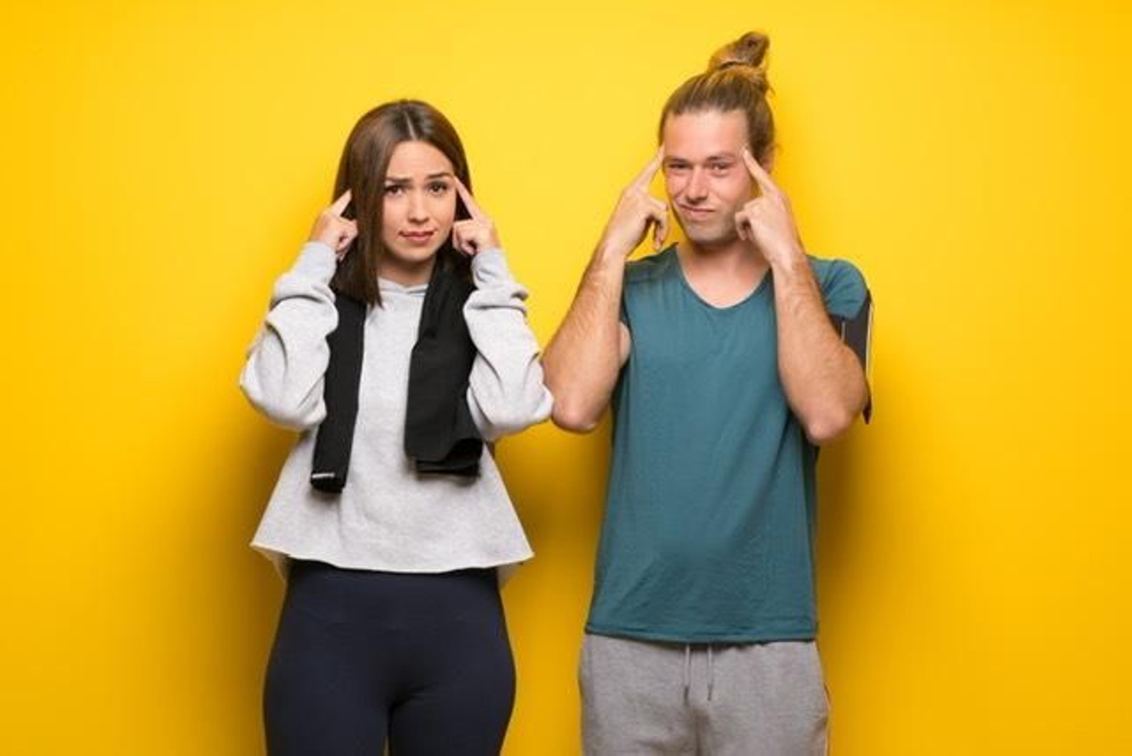 Dos chicos invitan a no sobrepensar.