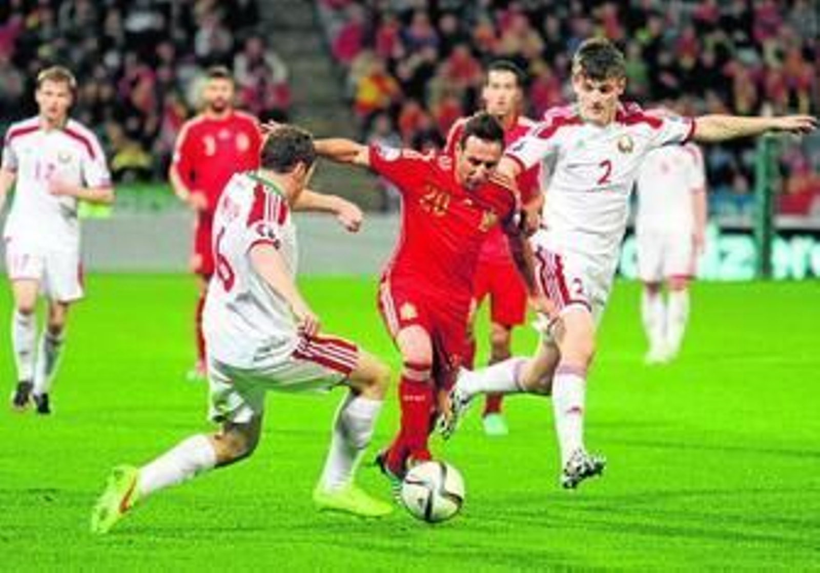 Cazorla intenta zafarse de la presión de dos jugadores del combinado bielorruso en el encuentro de anoche.