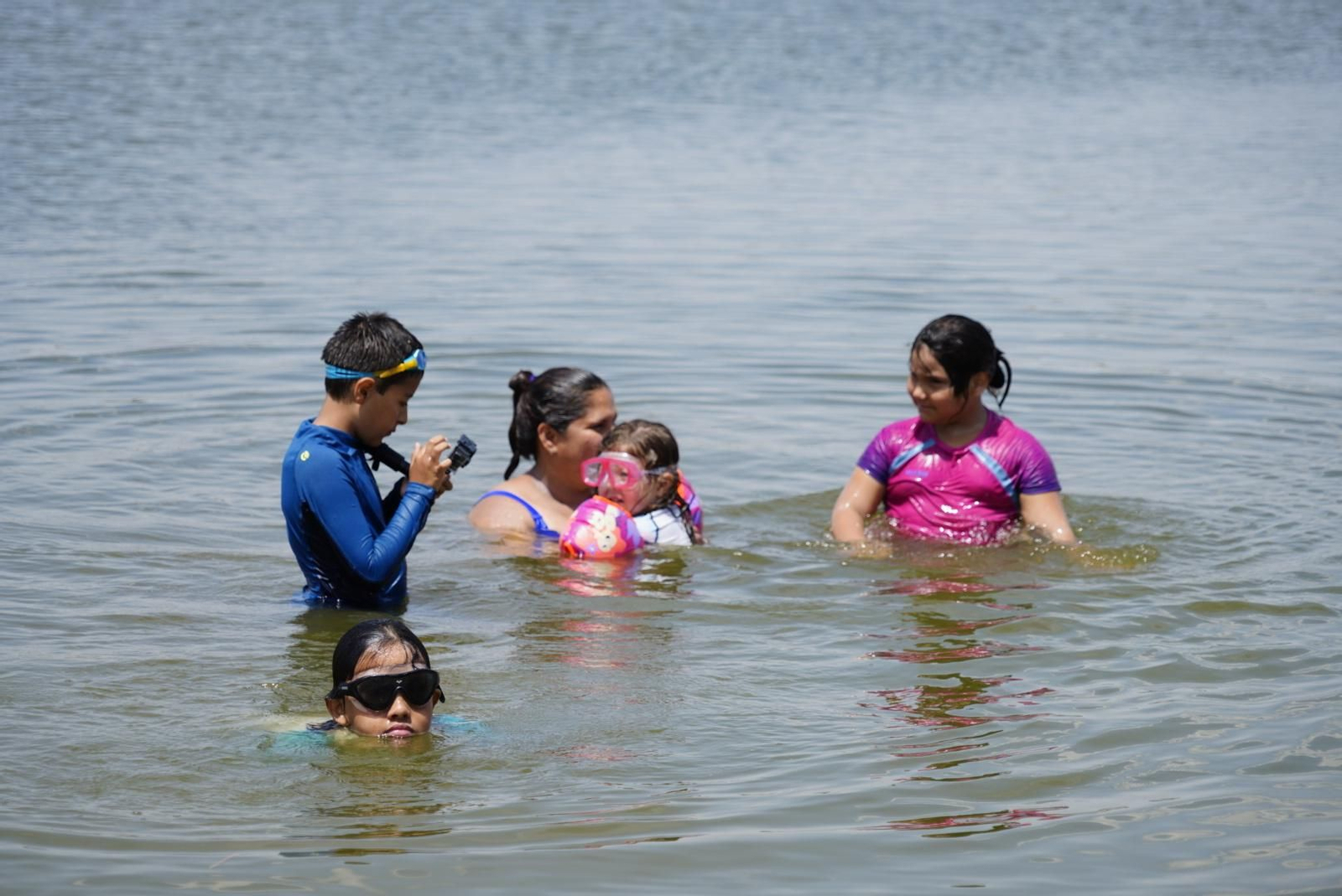 El inicio de la temporada de baño en la playa de La Colada, en fotografías