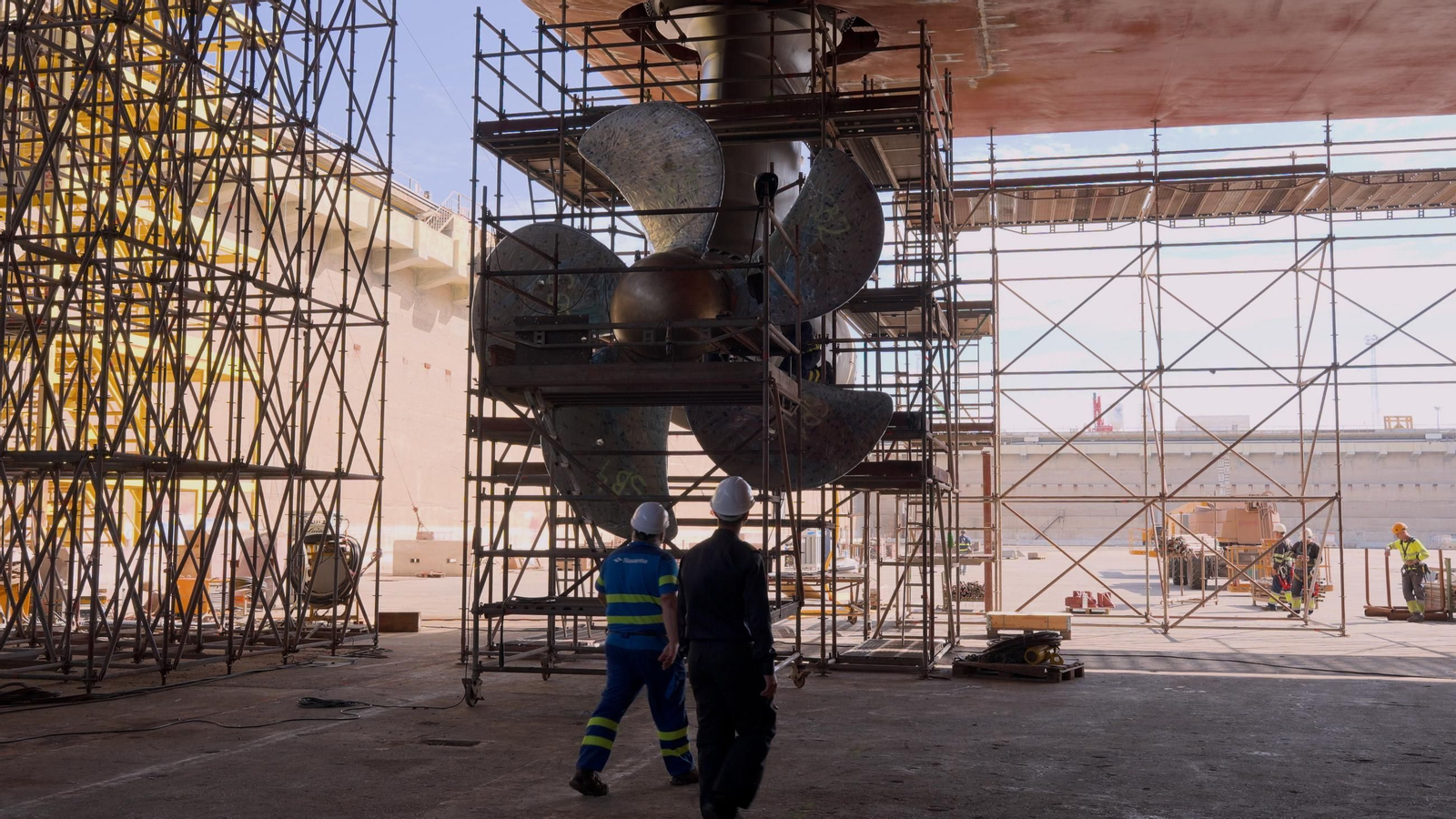 Trabajos en una de las hélices del buque 'Juan Carlos I' durante la varada en el astillero de Navantia Puerto Real.