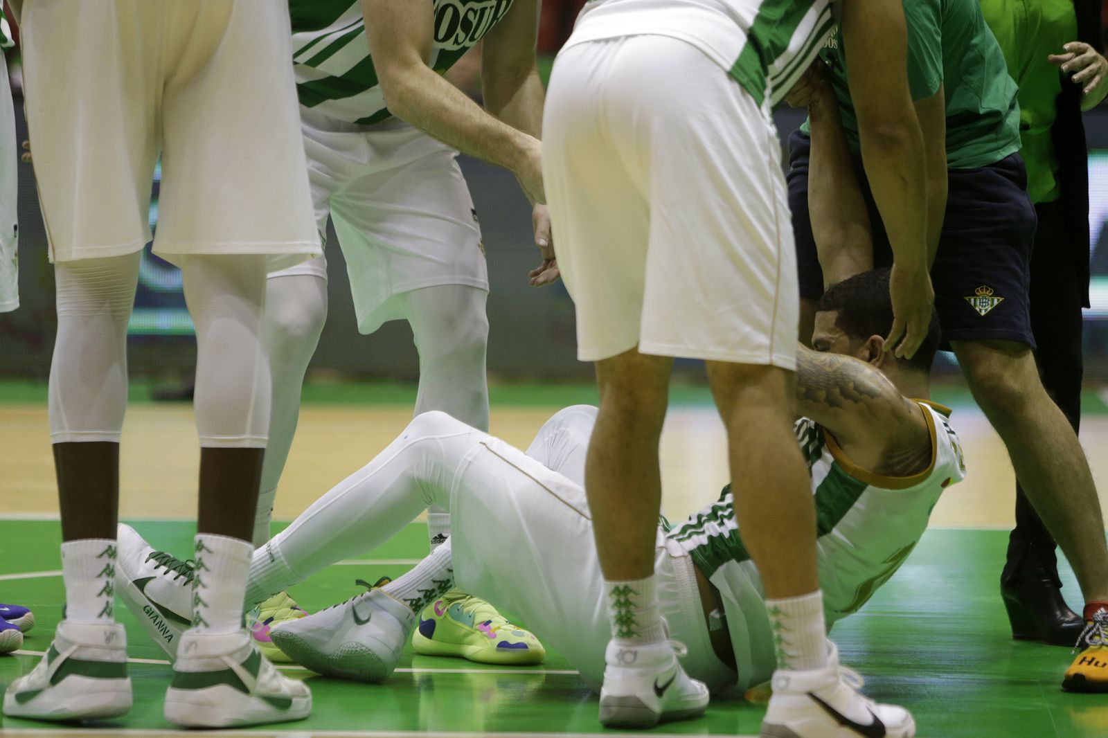Feldeine, lesionado sobre el parqué de San Pablo.