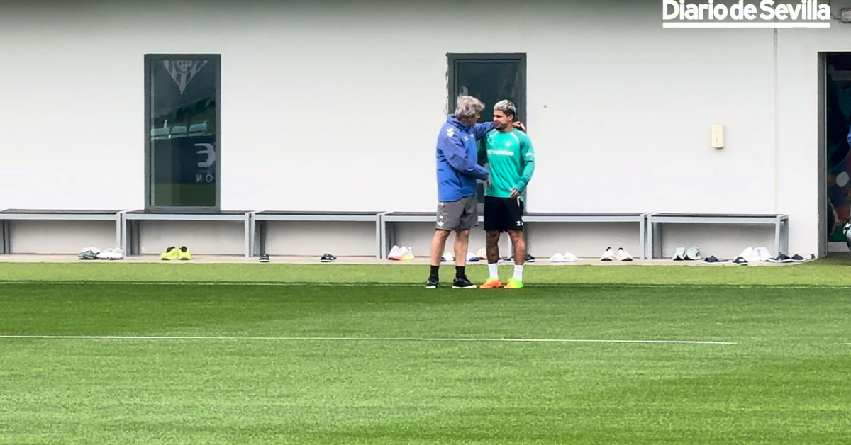 El abrazo de Pellegrini y Cucho Hernández: los cuidados al delantero del Betis