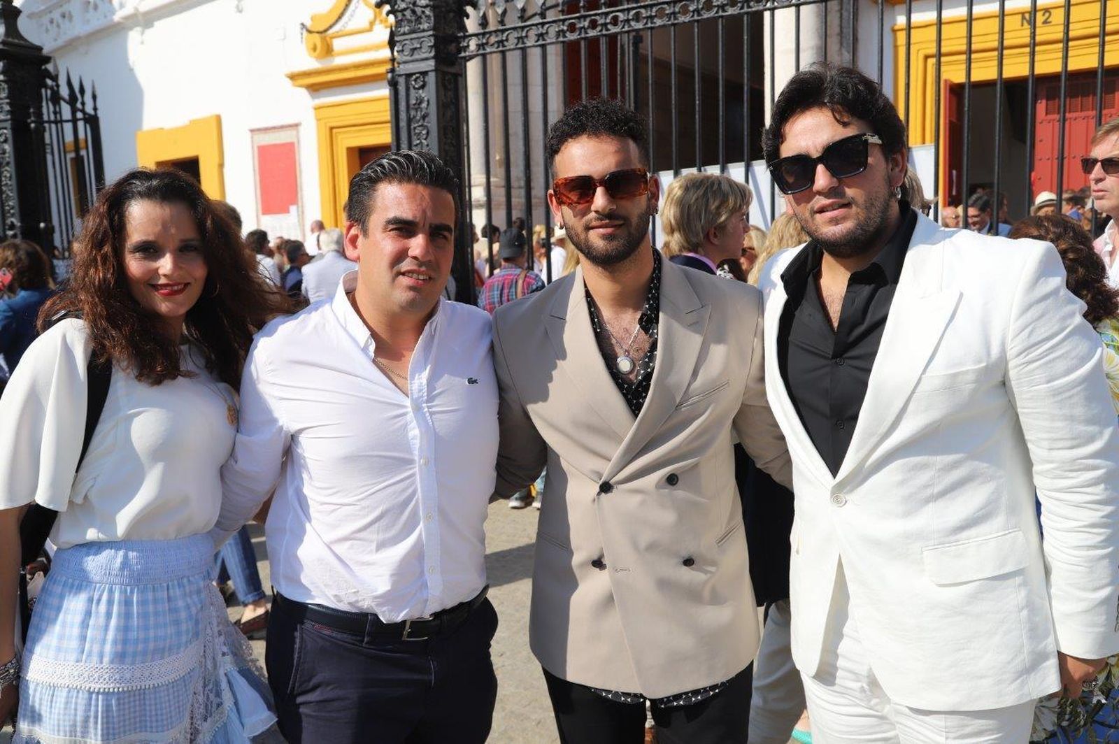 Las imágenes de los famosos y las autoridades en la corrida del sábado de Feria