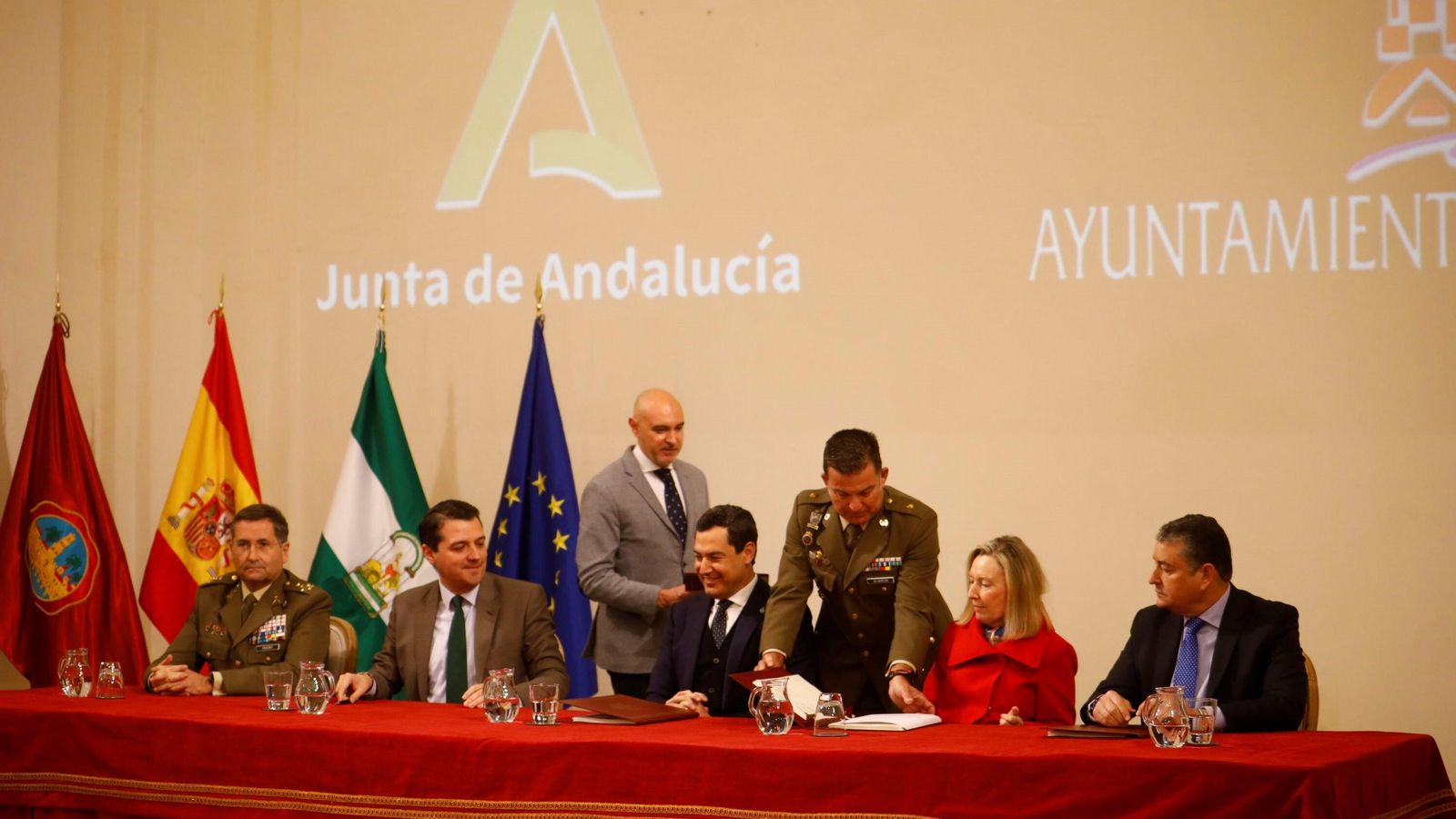 Enseñat y Berea, Bellido, Moreno, Valcarce y Sanz, poco antes del acto de las firmas. Enseñat y Berea, Bellido, Moreno, Valcarce y Sanz, poco antes del acto de las firmas.