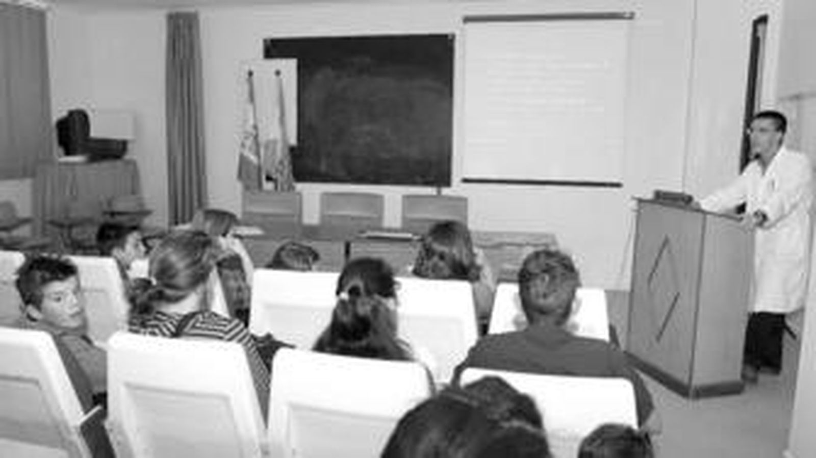 El doctor Rafael Pamies, durante la charla que dio a los padres de niños con asma que se celebró el martes pasado.